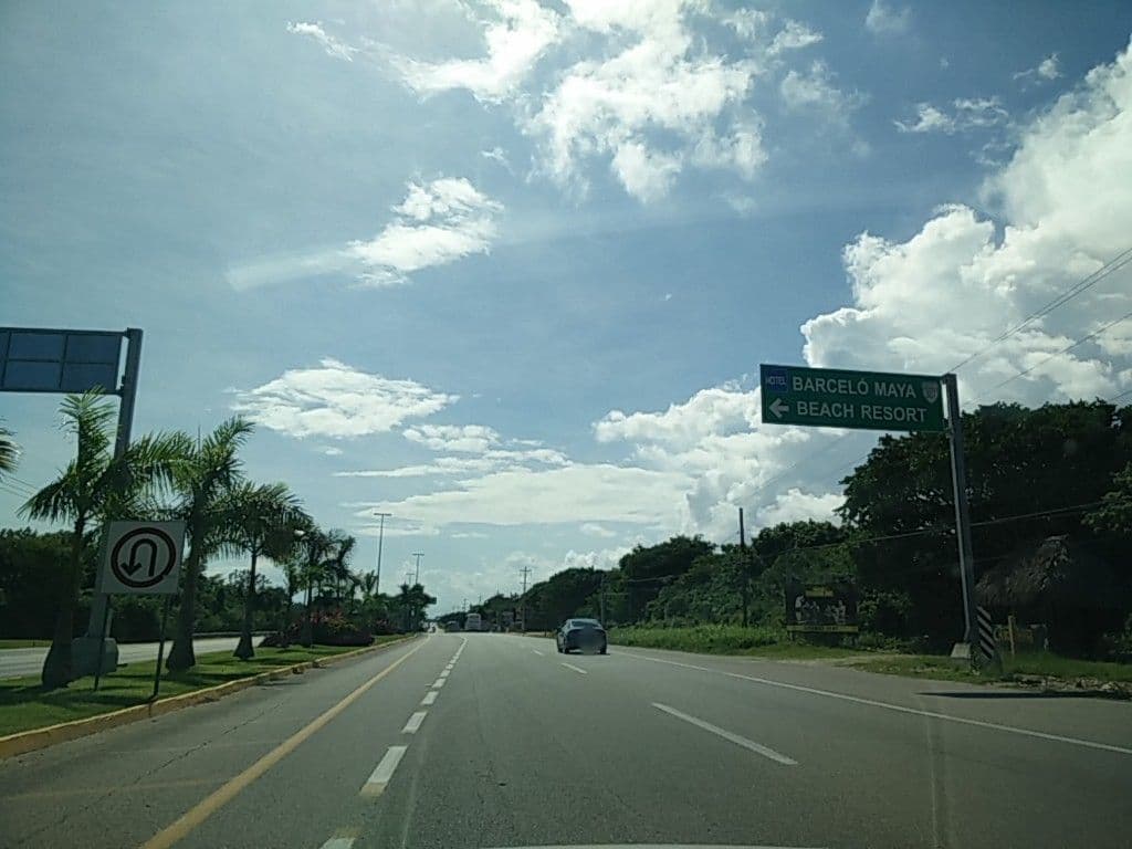 Street view near islas cayman, Puerto Aventuras — © ccossio (CC BY-SA · Mapillary)