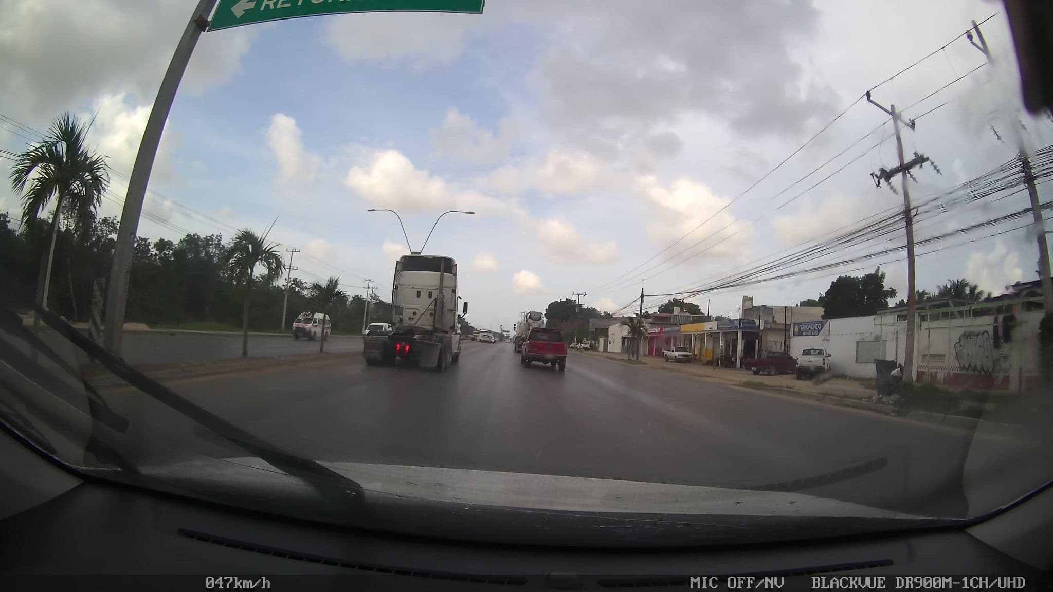 Street view near La Finca, Alfredo V. Bonfil — © asturksever (CC BY-SA · Mapillary)