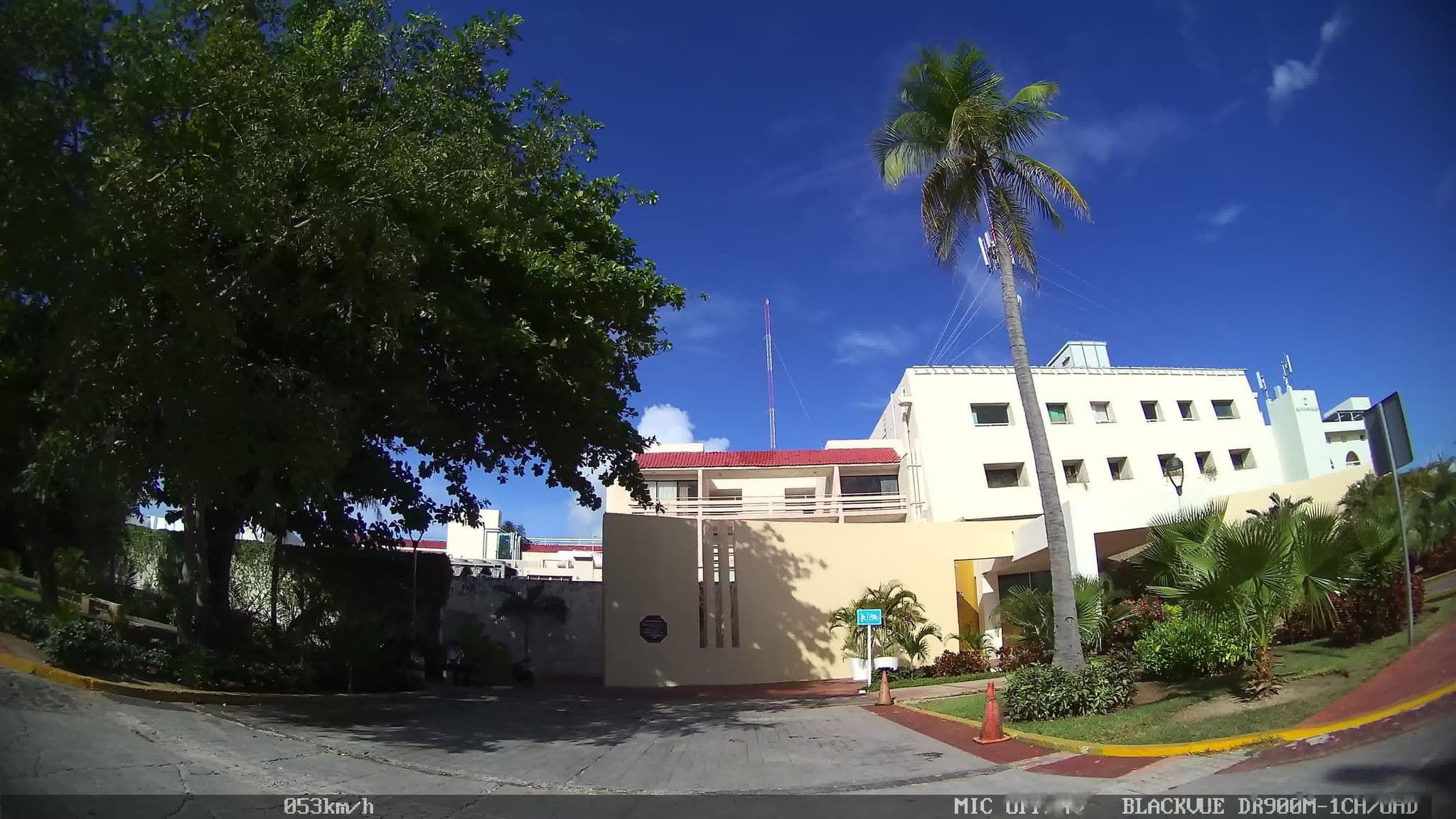 Street view near Ocean Spa Hotel, Cancún — © kaart_2 (CC BY-SA · Mapillary)