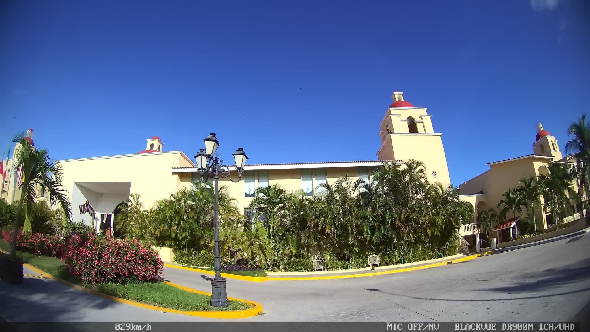 Street view near Sea Adventure Resort (Blue Bay), Cancún — © kaart_2 (CC BY-SA · Mapillary)