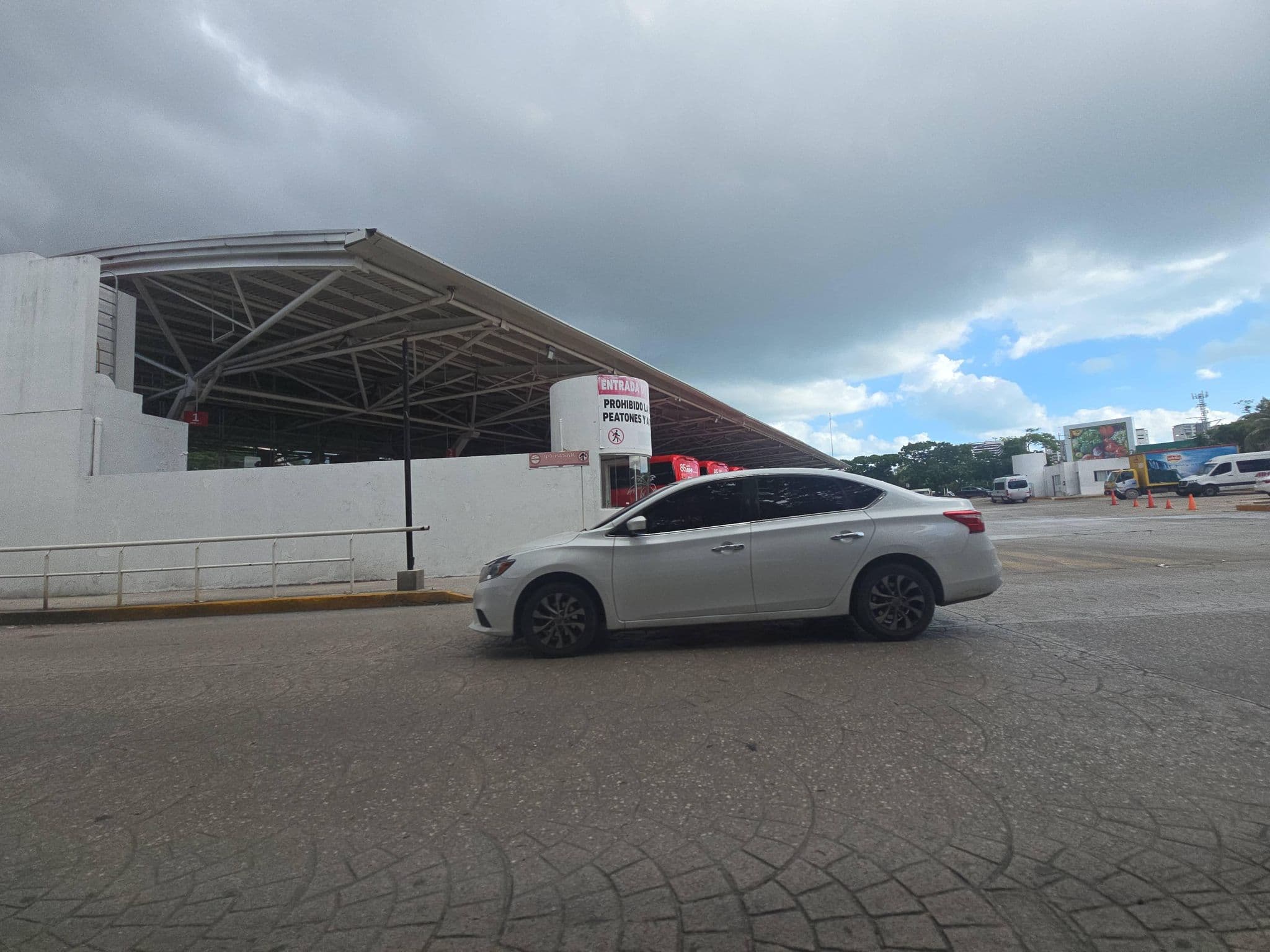 Street view near Hotel Colonial Cancun, Cancún — © calleros (CC BY-SA · Mapillary)