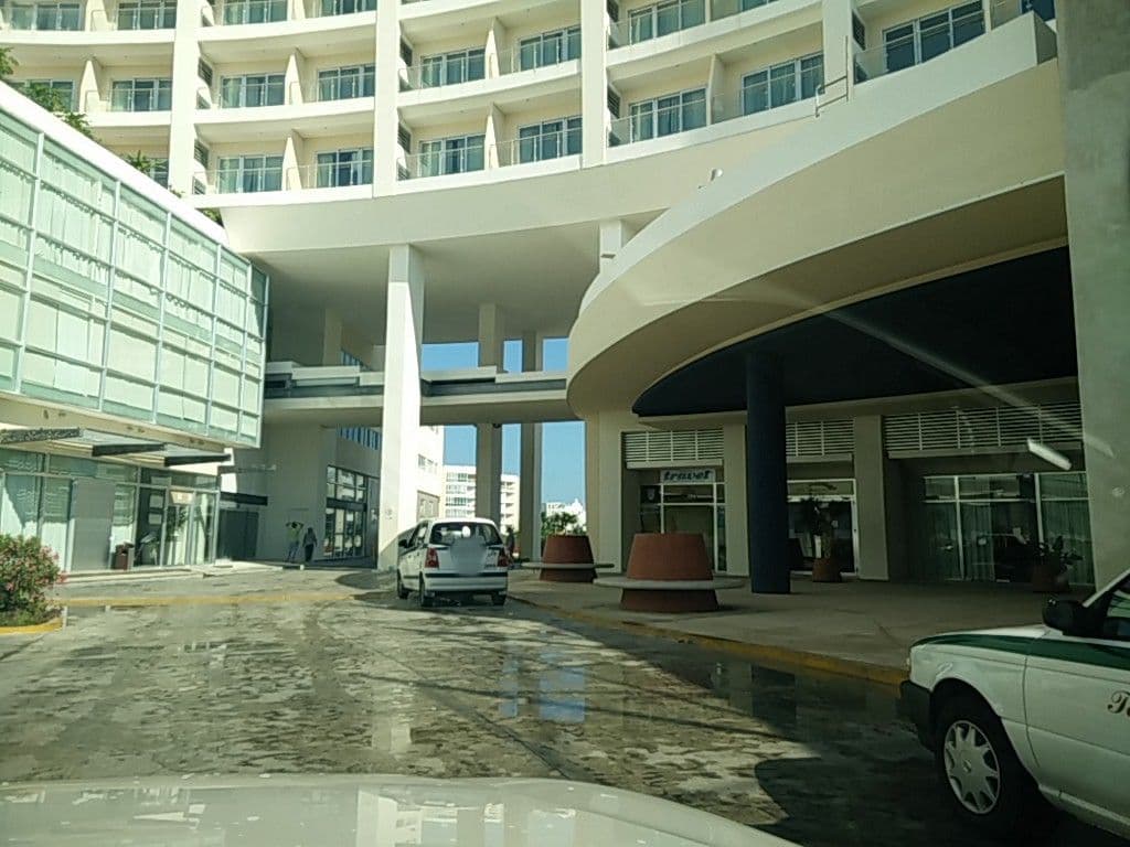 Street view near B2B Hotel & Convention Center, Cancún — © ccossio (CC BY-SA · Mapillary)
