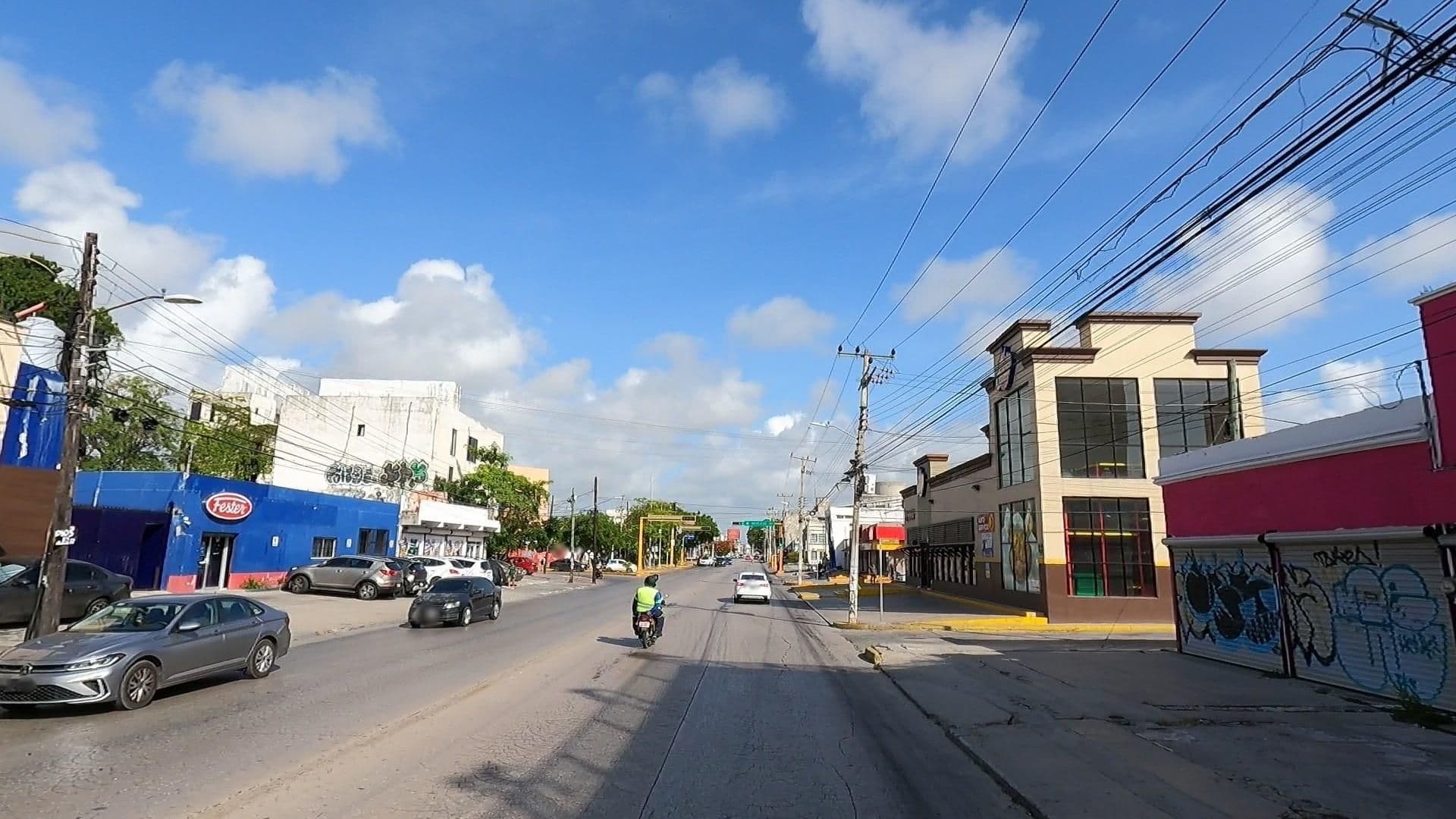 Street view near Hostel Laurel, Cancún — © calleros (CC BY-SA · Mapillary)