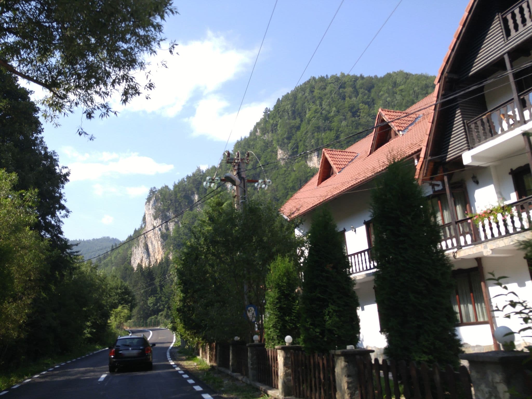 Street view near Pensiune restaurant Vraja Muntelui, Moeciu de Jos