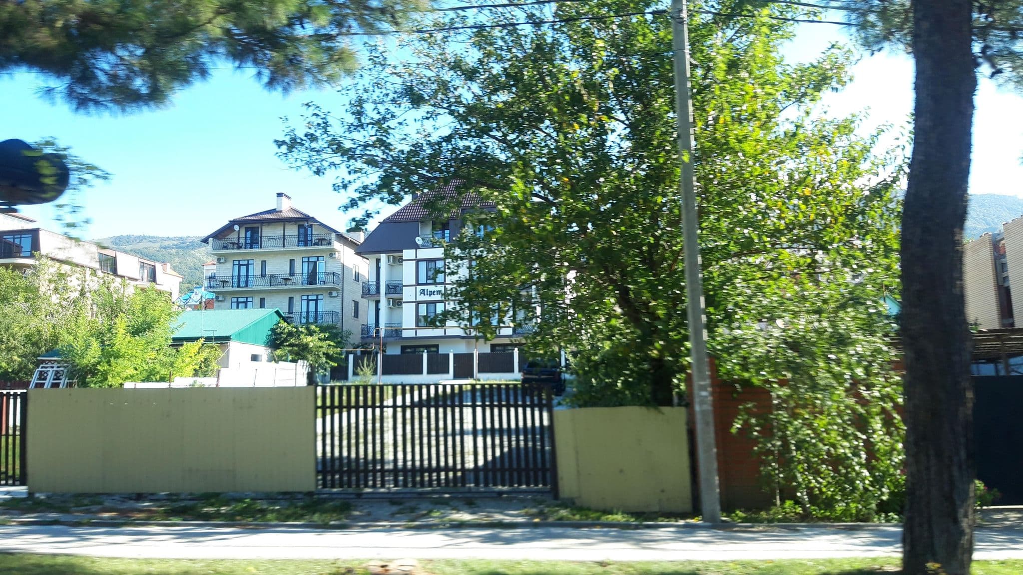 Street view near Rich House, Gelendzhik — © wowik (CC BY-SA · Mapillary)
