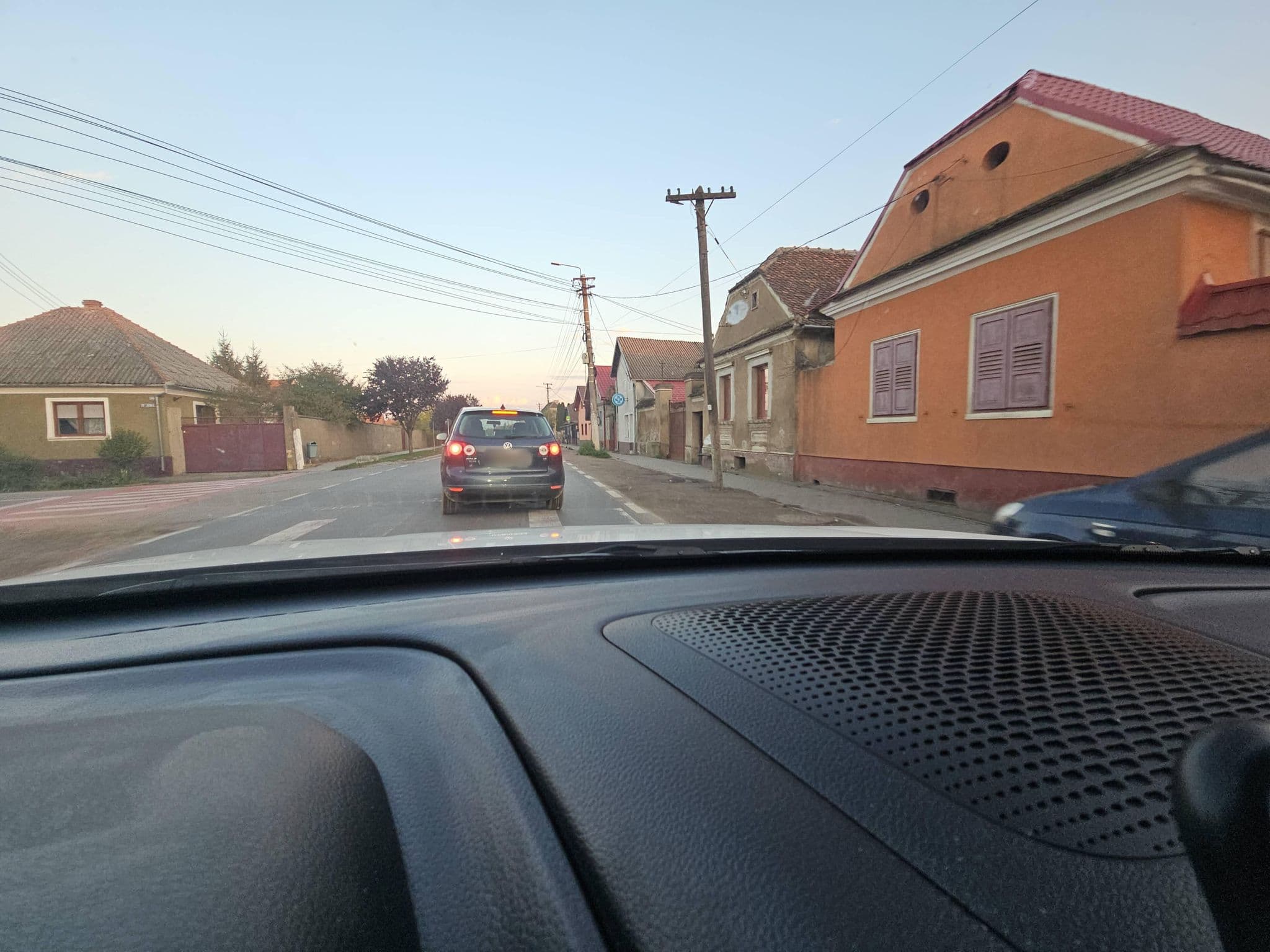 Street view near Floare de Colț, Hălchiu — © agamarcelnicolae (CC BY-SA · Mapillary)