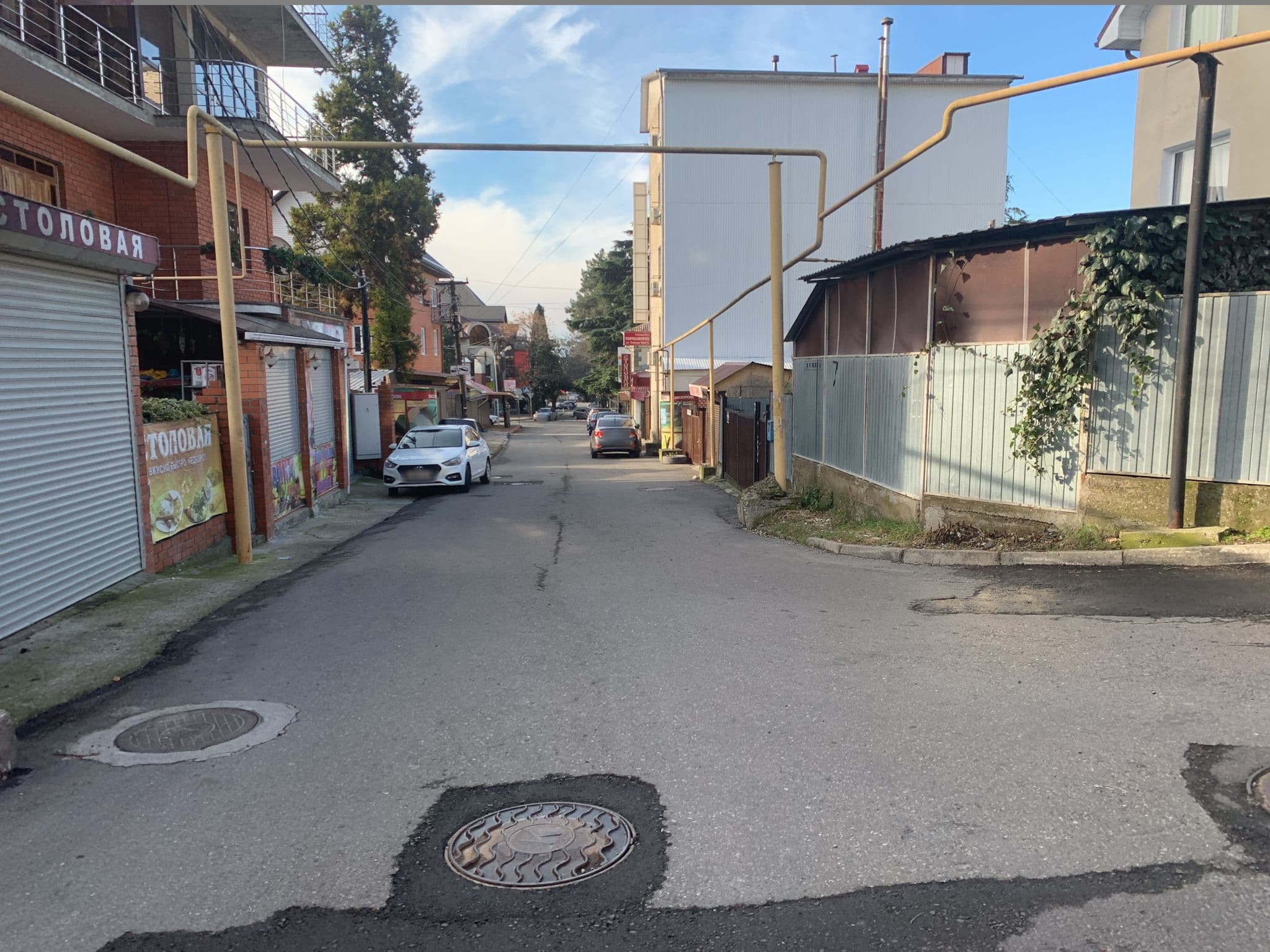 Street view near Гостиница Омега, Lazarevskoye — © verylongdog (CC BY-SA · Mapillary)