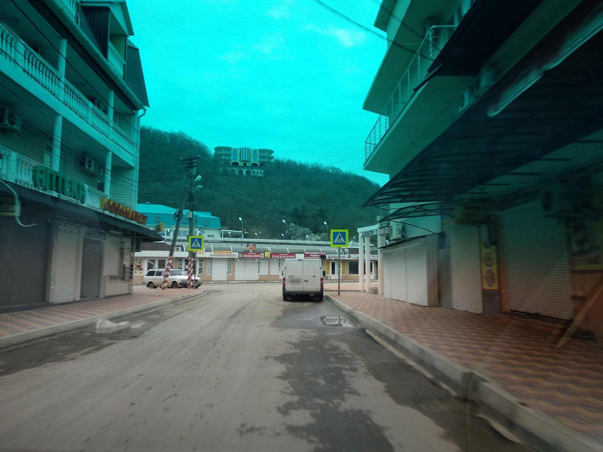 Street view near Амиго, Novomikhaylovskiy — © bazich (CC BY-SA · Mapillary)