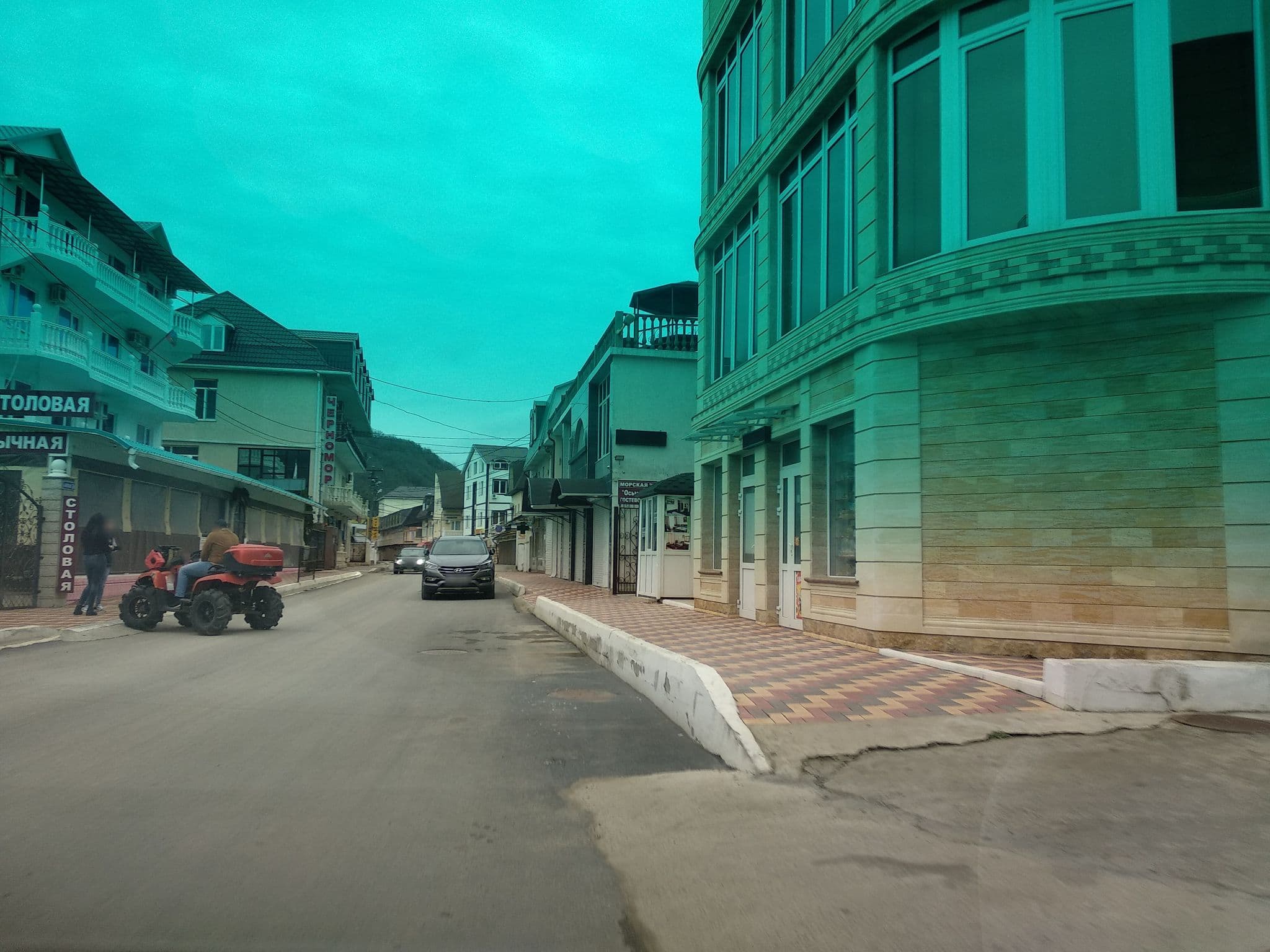 Street view near Гостиница "осьминог", Novomikhaylovskiy — © bazich (CC BY-SA · Mapillary)