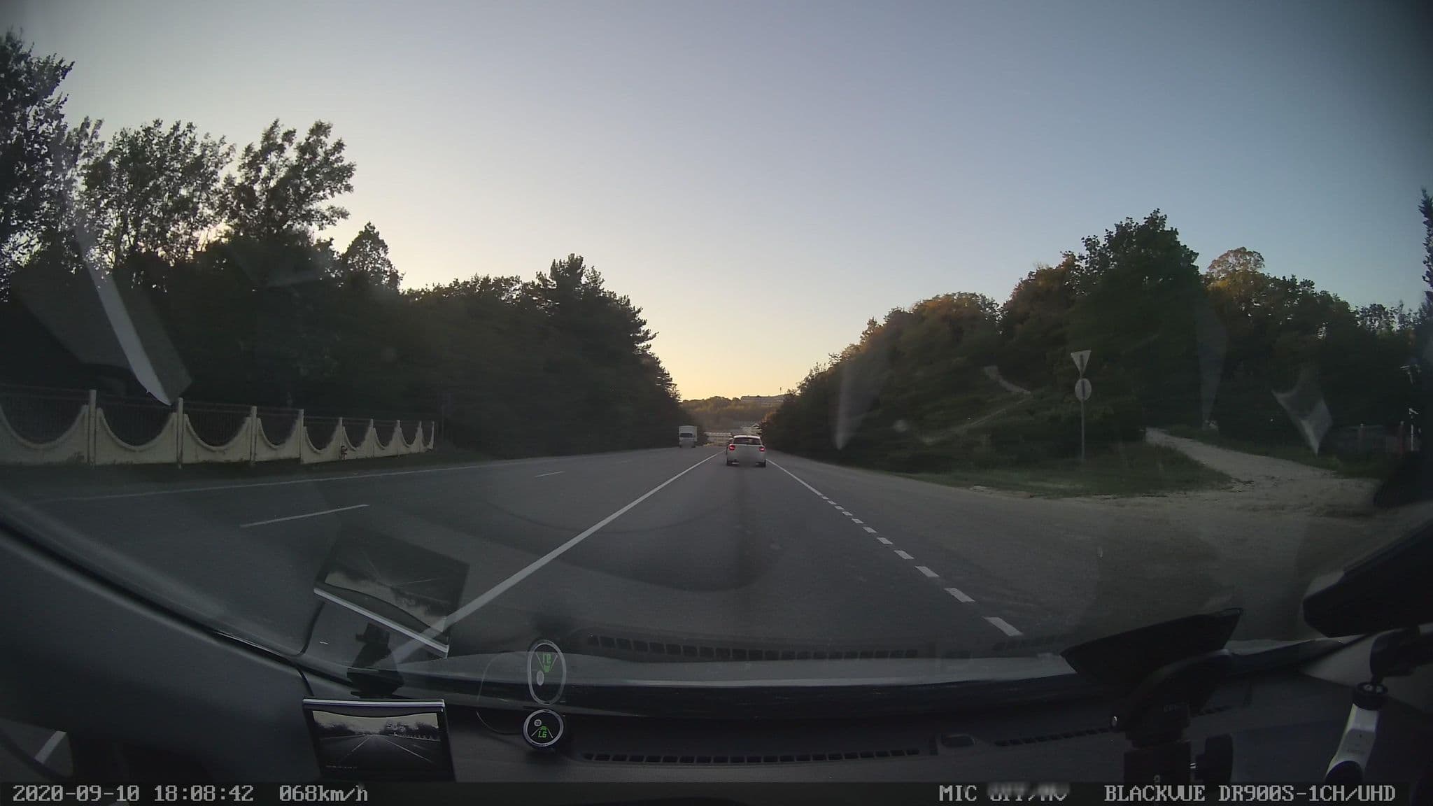 Street view near Юный Нефтяник, Novomikhaylovskiy — © petunder (CC BY-SA · Mapillary)