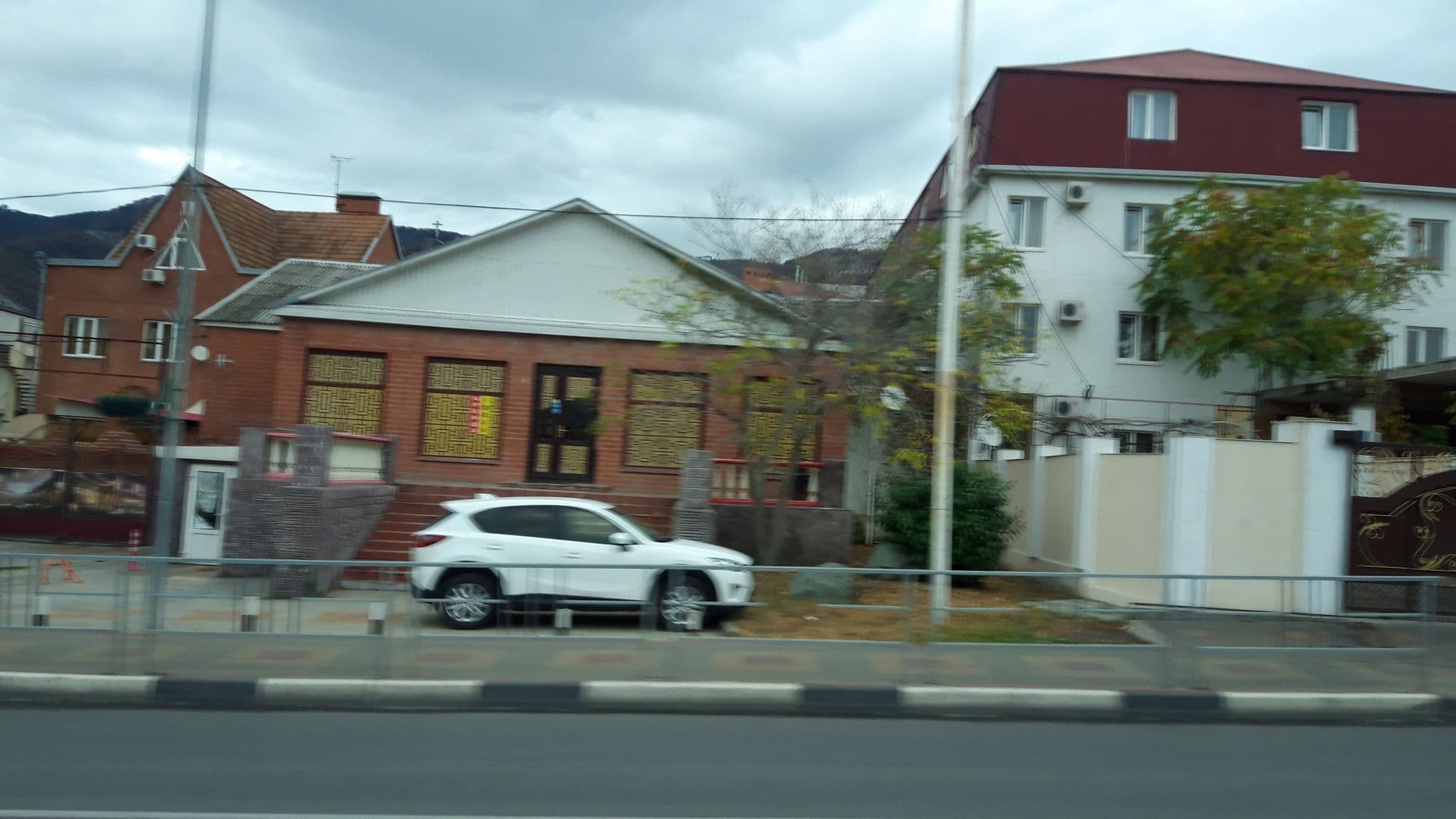 Street view near Красных партизан 30, Gelendzhik — © wowik (CC BY-SA · Mapillary)