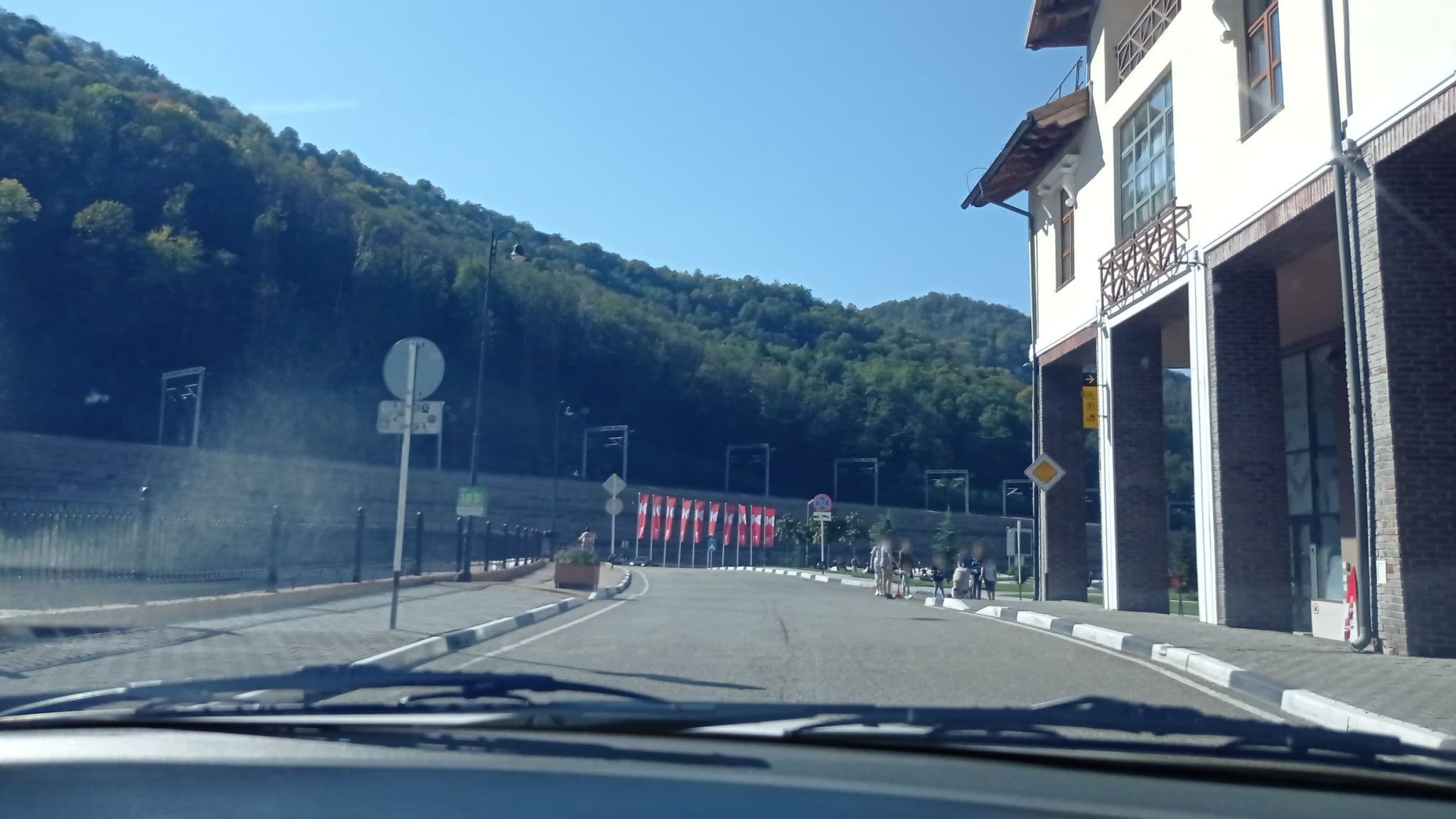 Street view near Горки Город, Аpart 23, Vysokoye — © petunder (CC BY-SA · Mapillary)