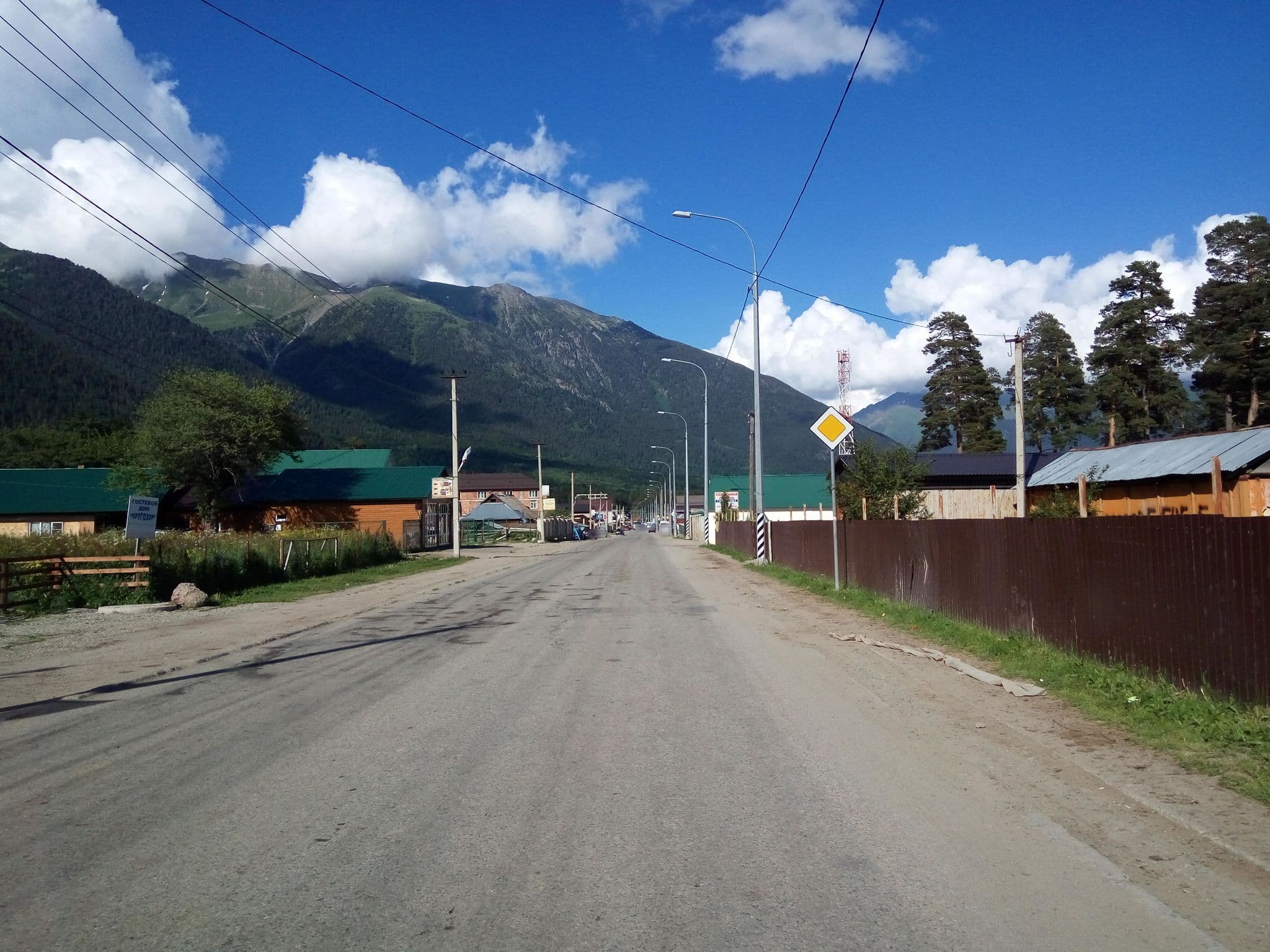 Street view near Отель-шале «РАХАТ», Nizhniy Arkhyz — © nos (CC BY-SA · Mapillary)