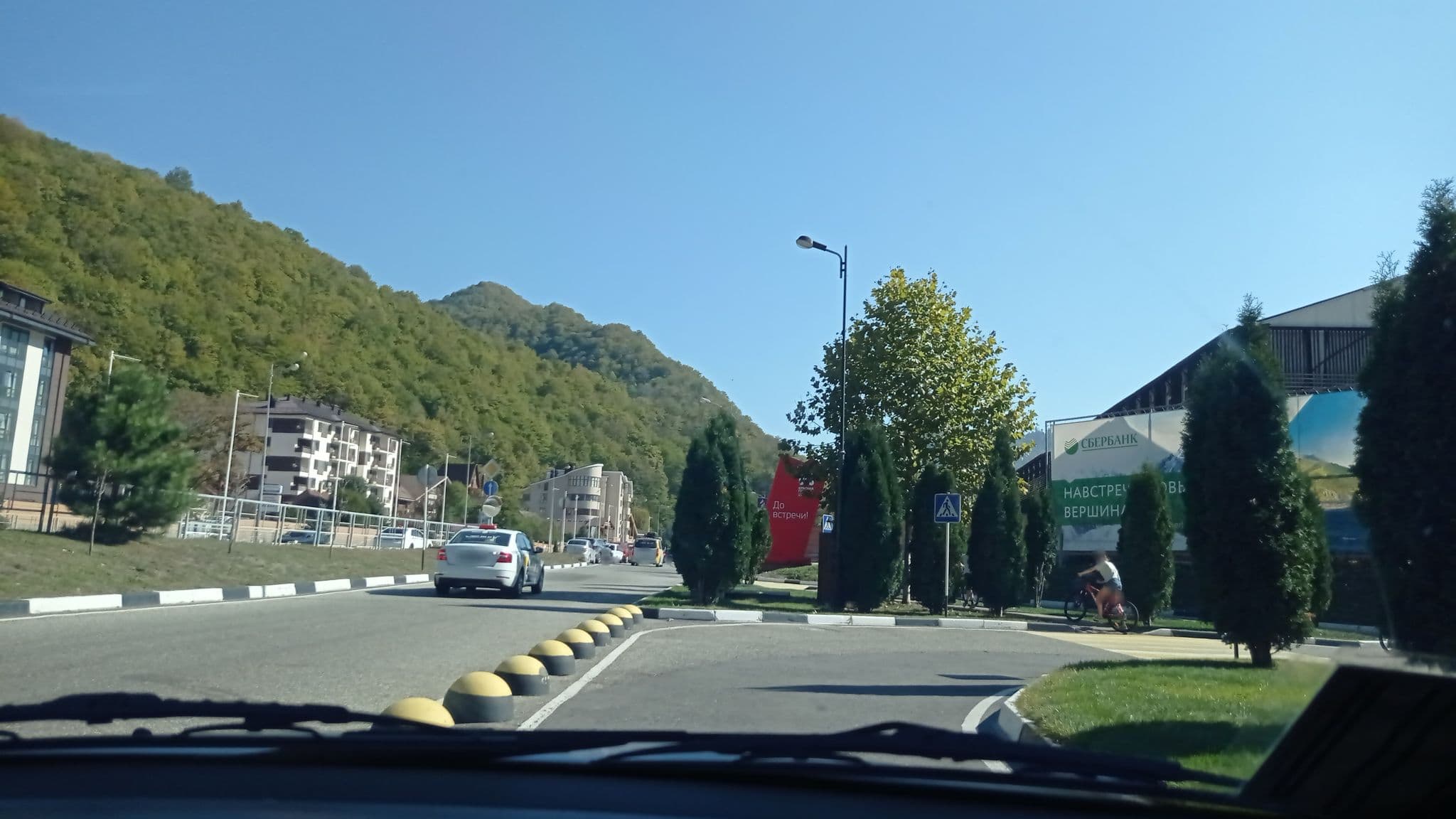 Street view near ul. gornaya karusel' 4, 354392, эсто-садок, Vysokoye — © petunder (CC BY-SA · Mapillary)