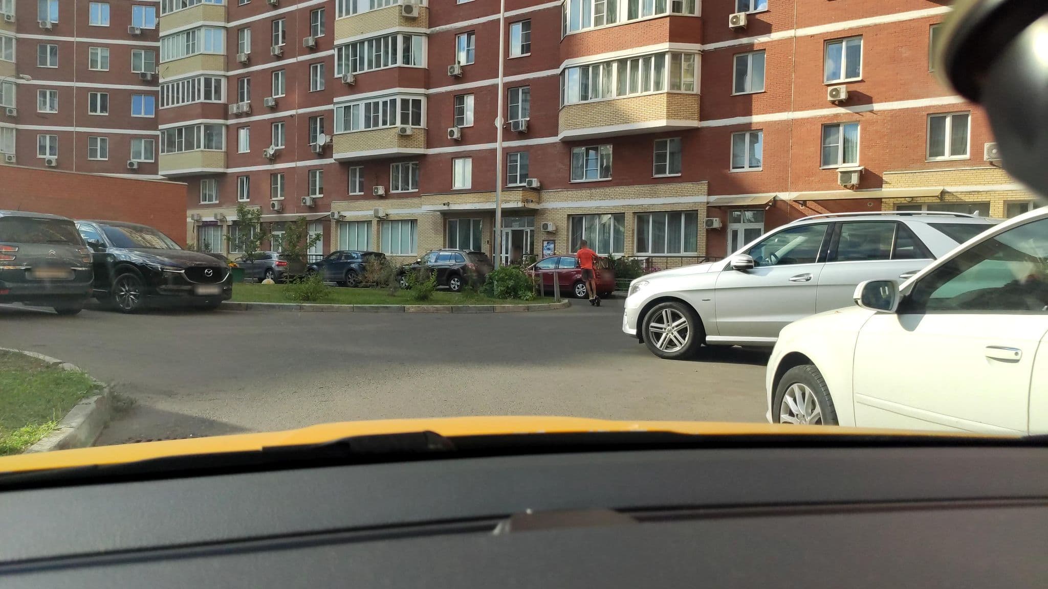 Street view near L&G, Ramenki — © phoneuploader (CC BY-SA · Mapillary)