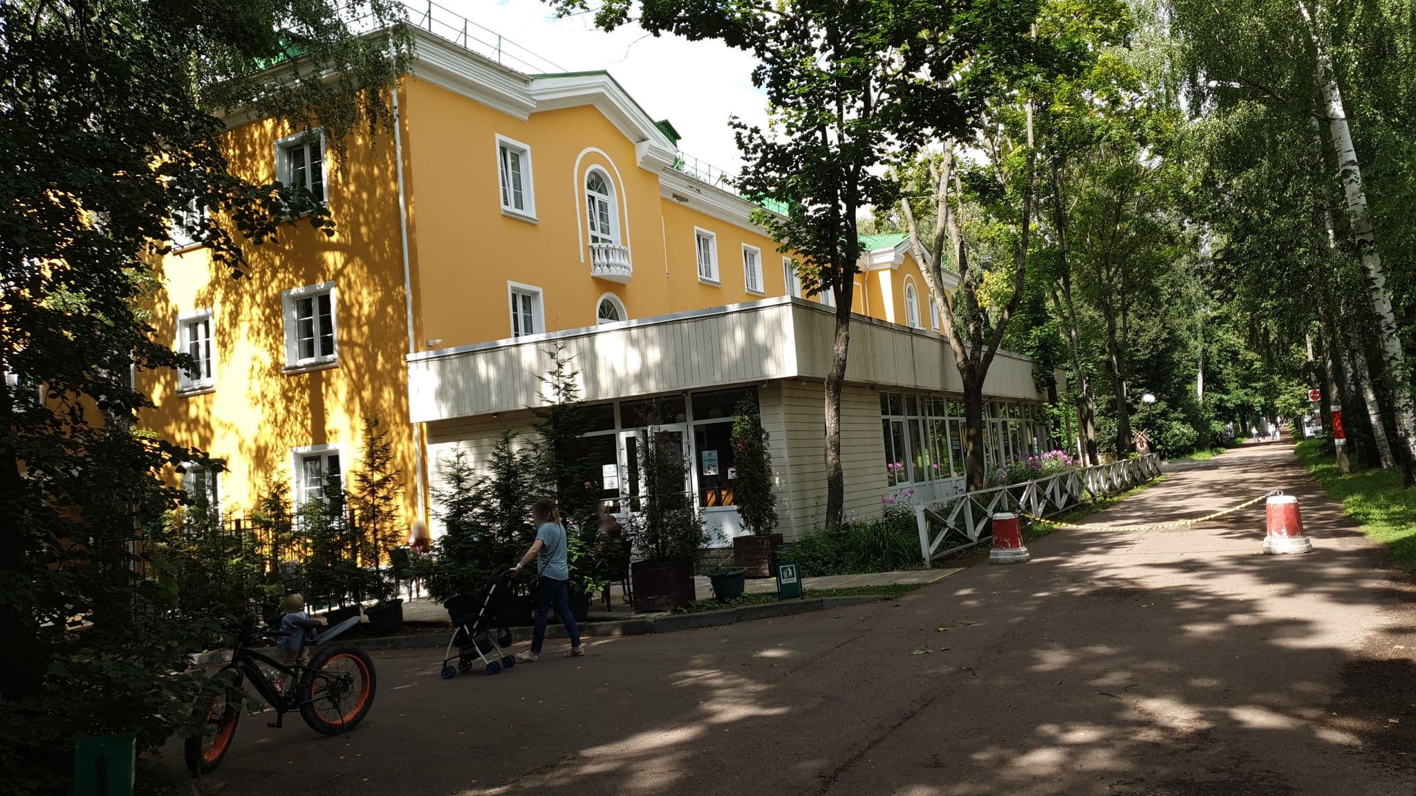 Street view near Гостиница Усадьба Горки, Gorki-Leninskiye — © dmbreaker (CC BY-SA · Mapillary)