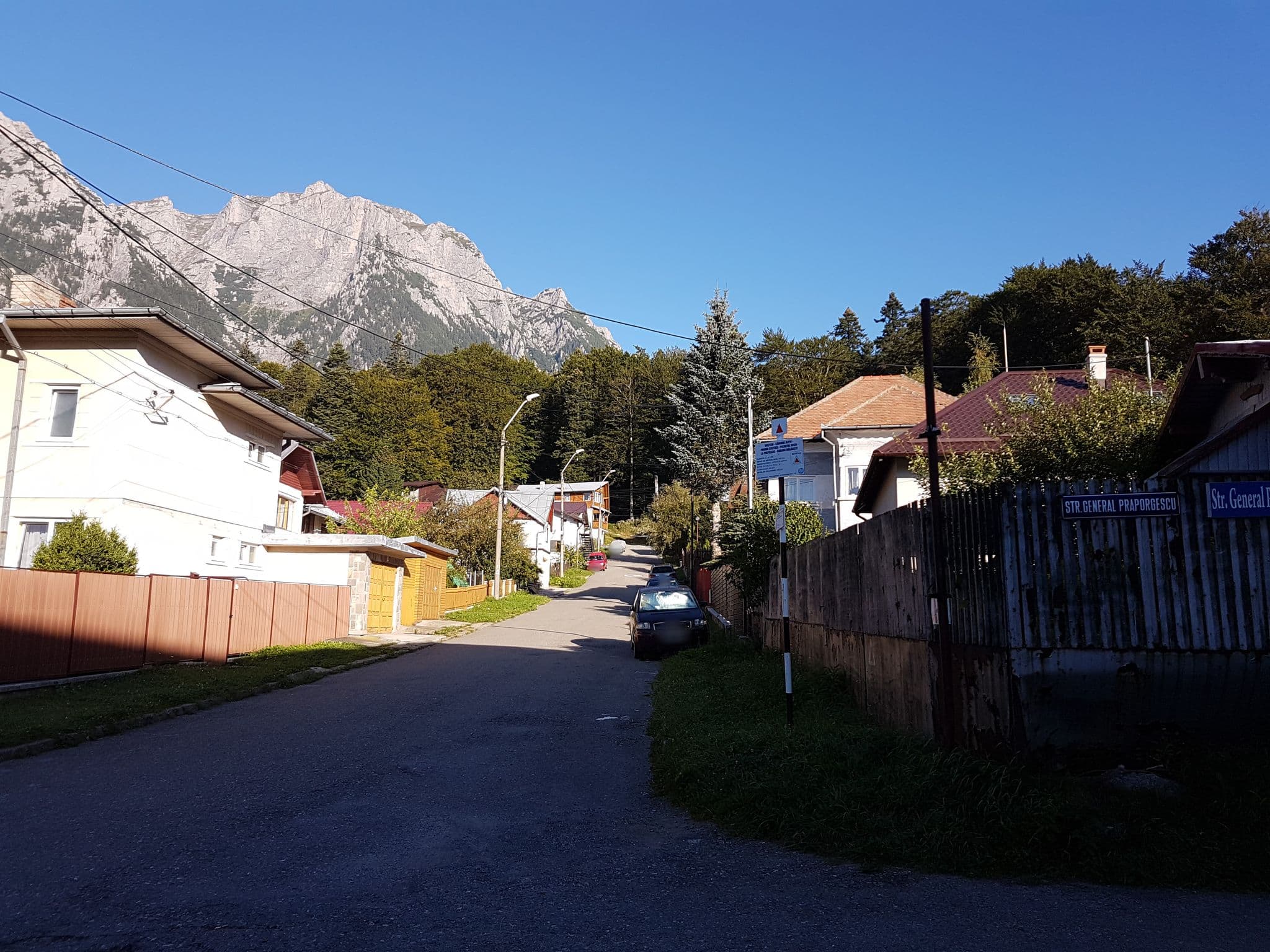 Street view near Căminul Alpin, Buşteni