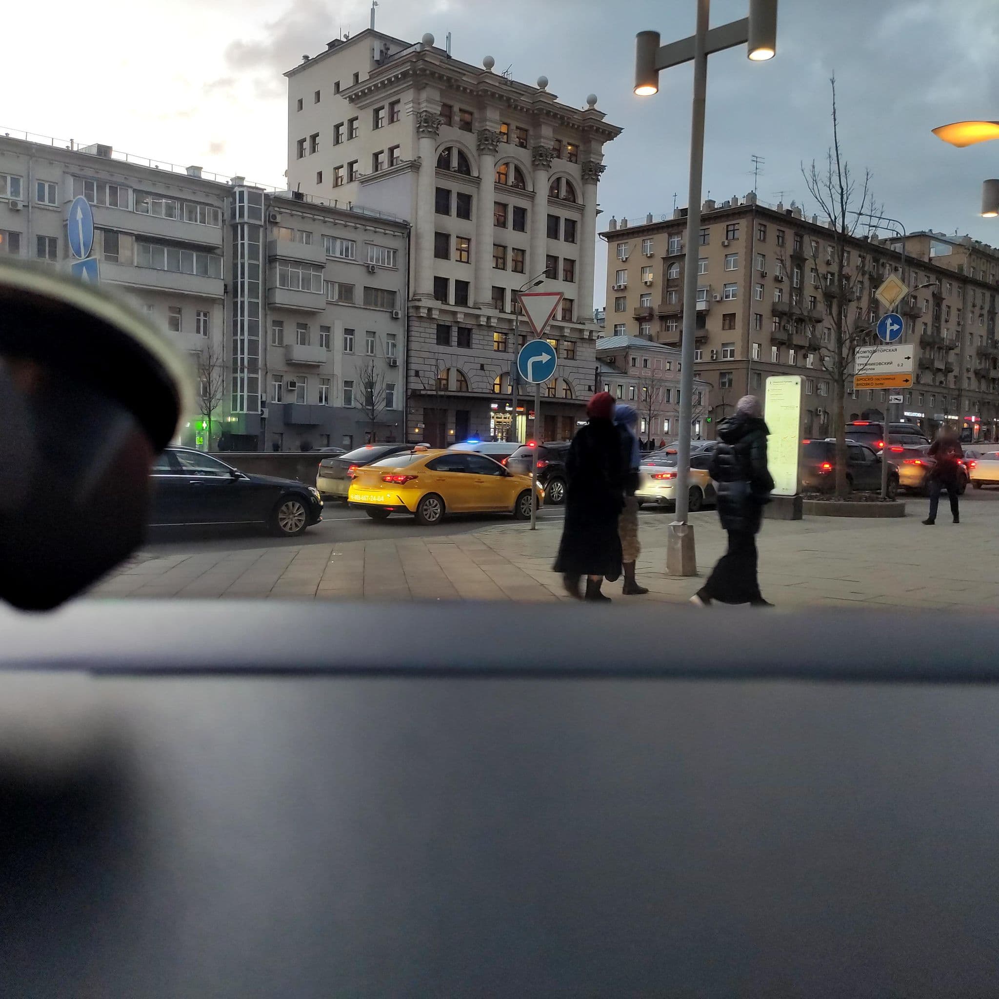 Street view near Capsule Hostel, Presnenskiy — © phoneuploader (CC BY-SA · Mapillary)