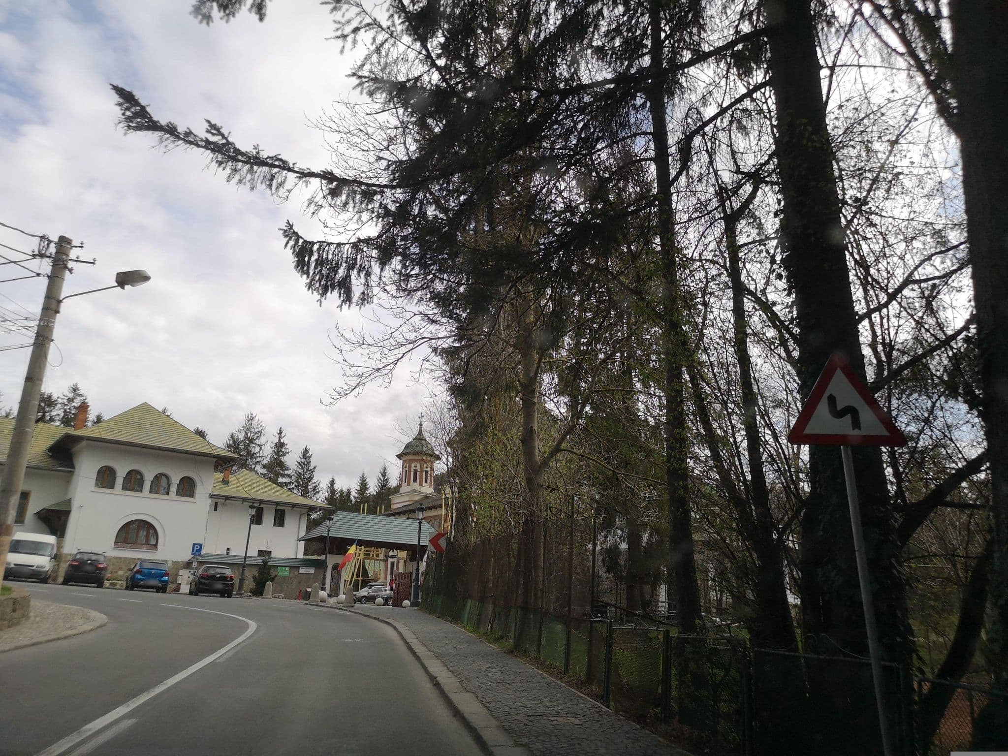 Street view near Casa Cu Farfurii, Sinaia