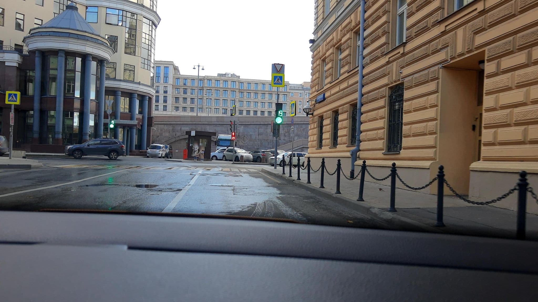 Street view near Hotel Baltschug Kempinski Moscow, Moscow — © phoneuploader (CC BY-SA · Mapillary)