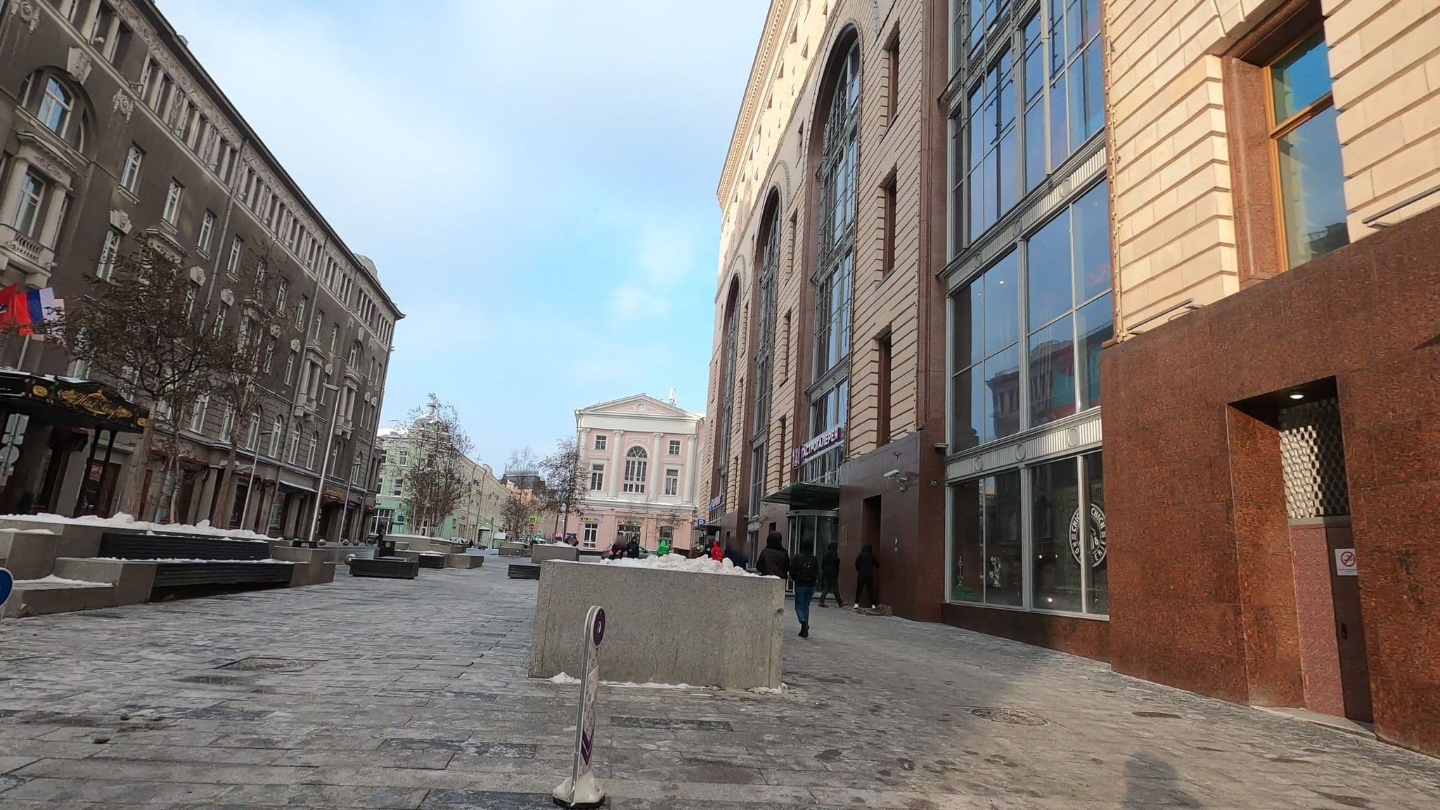 Street view near Отель «Савой» / Savoy hotel, Moscow — © trolleway (CC BY-SA · Mapillary)