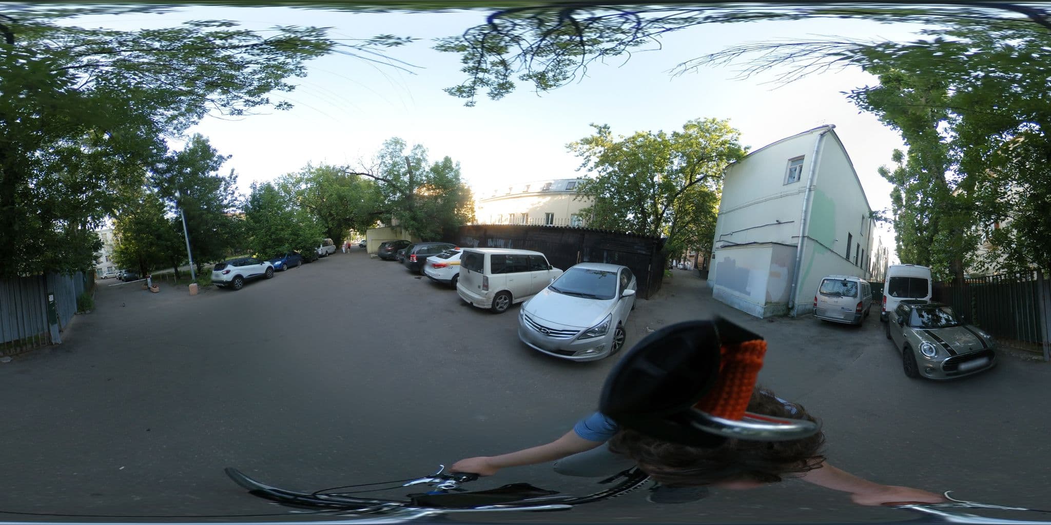 Street view near DOM Hostel, Moscow — © trolleway (CC BY-SA · Mapillary)
