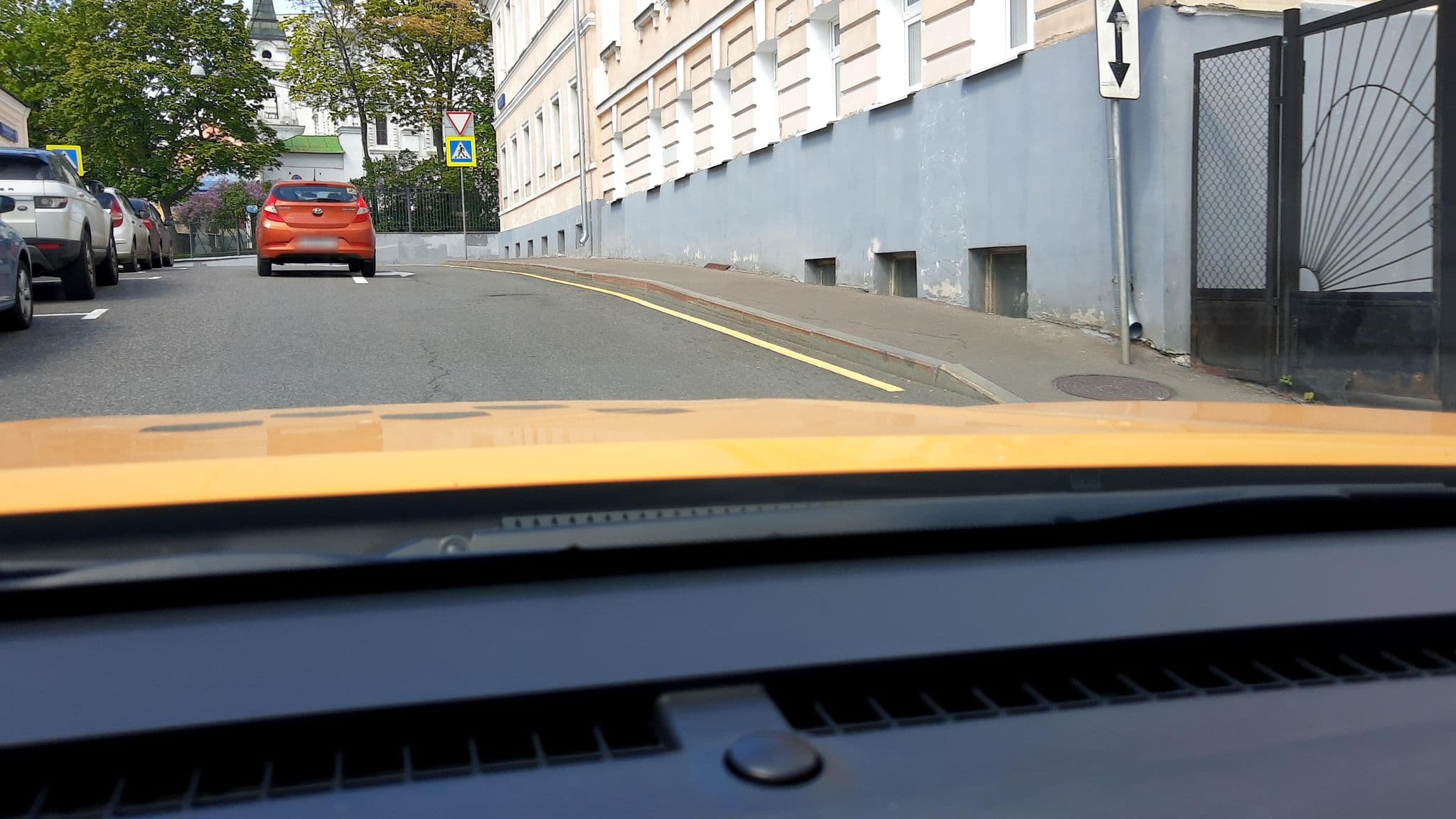 Street view near BOOKINGSERVICE-ЦЕНТР БРОНИРОВАНИЯ ГОСТИНИЦ, Moscow — © phoneuploader (CC BY-SA · Mapillary)