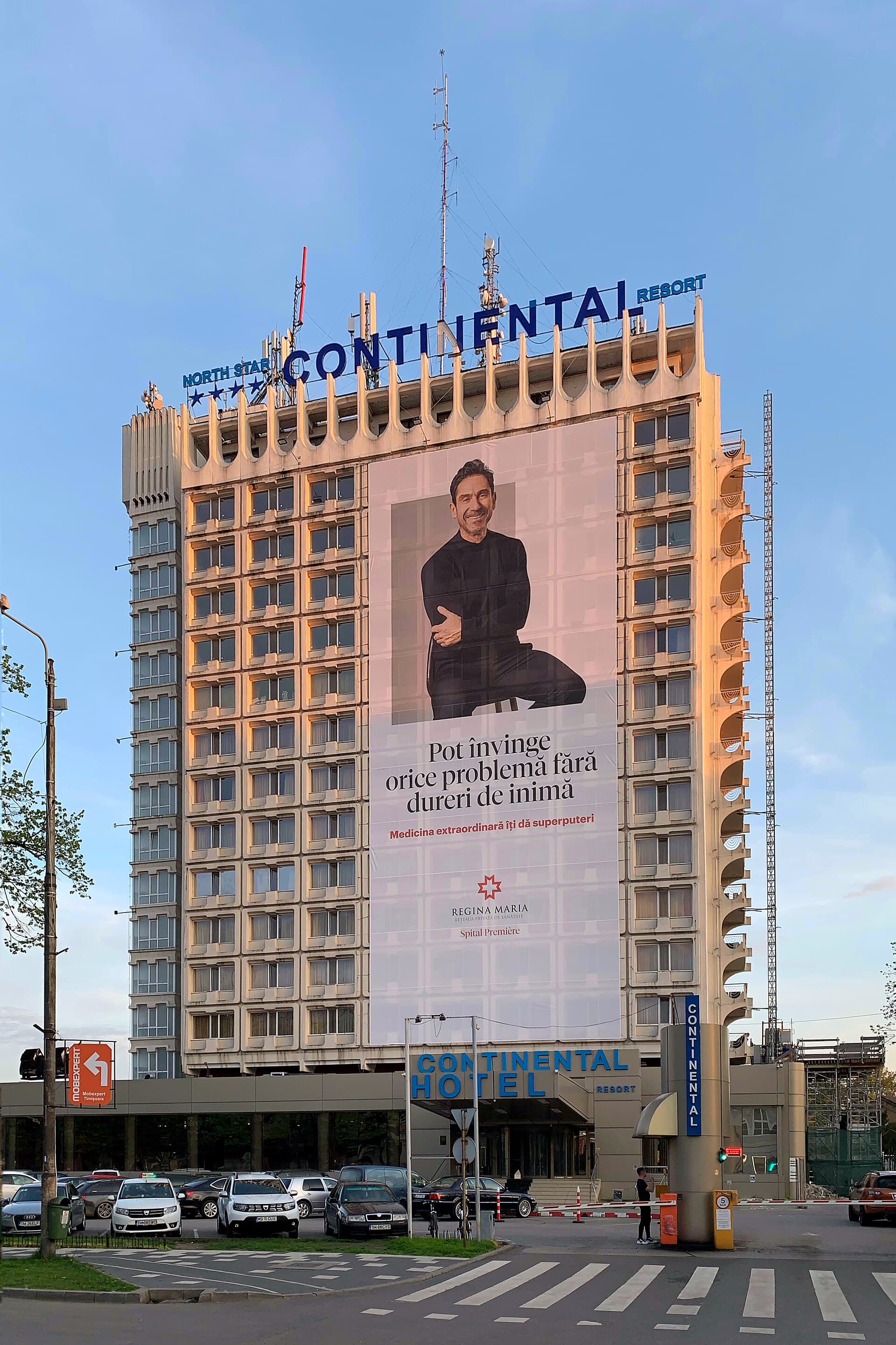Hotel Continental (via Wikimedia Commons, CC BY-SA 4.0)