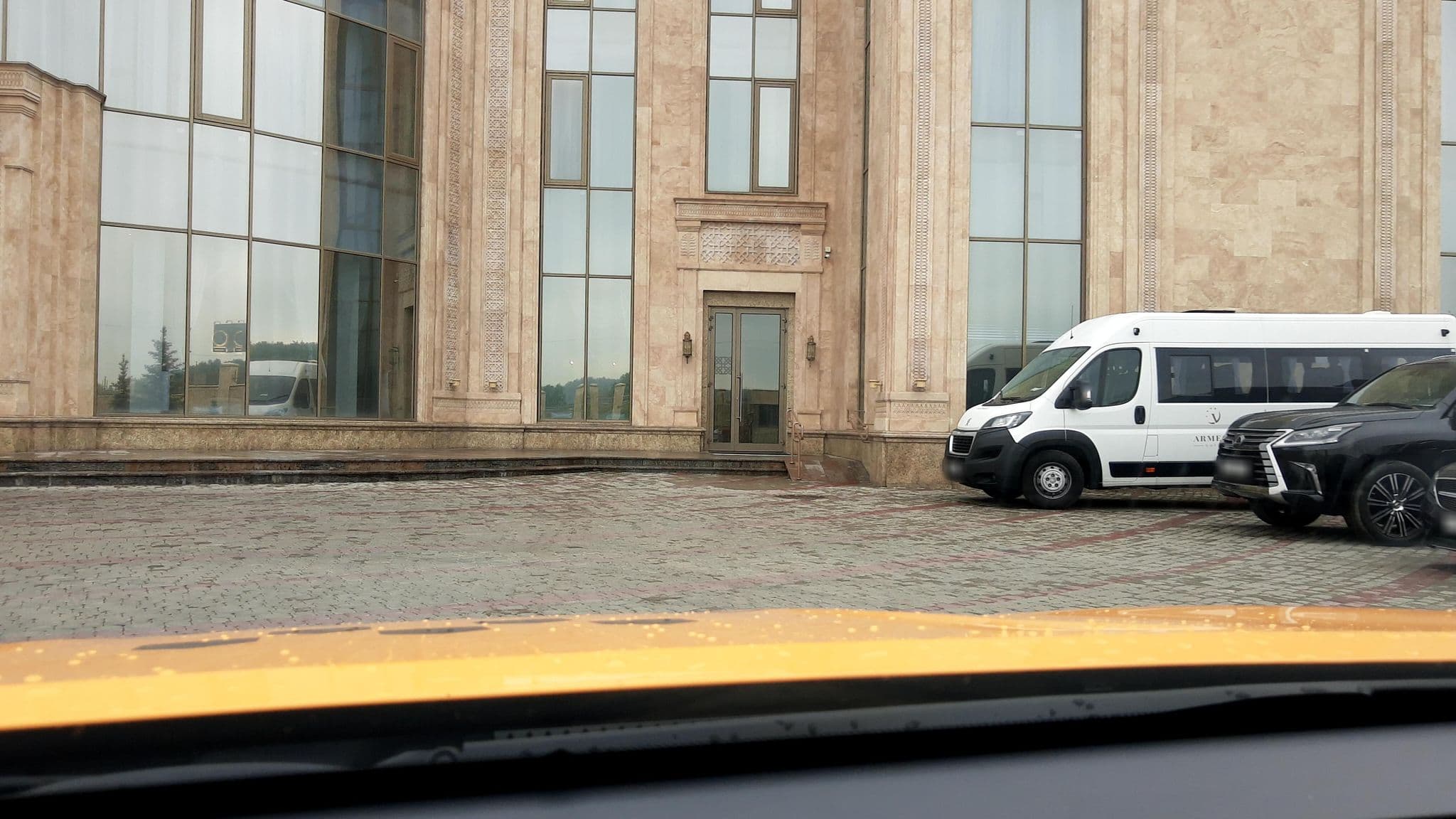 Street view near Armega Hotel, Gorki-Leninskiye — © phoneuploader (CC BY-SA · Mapillary)