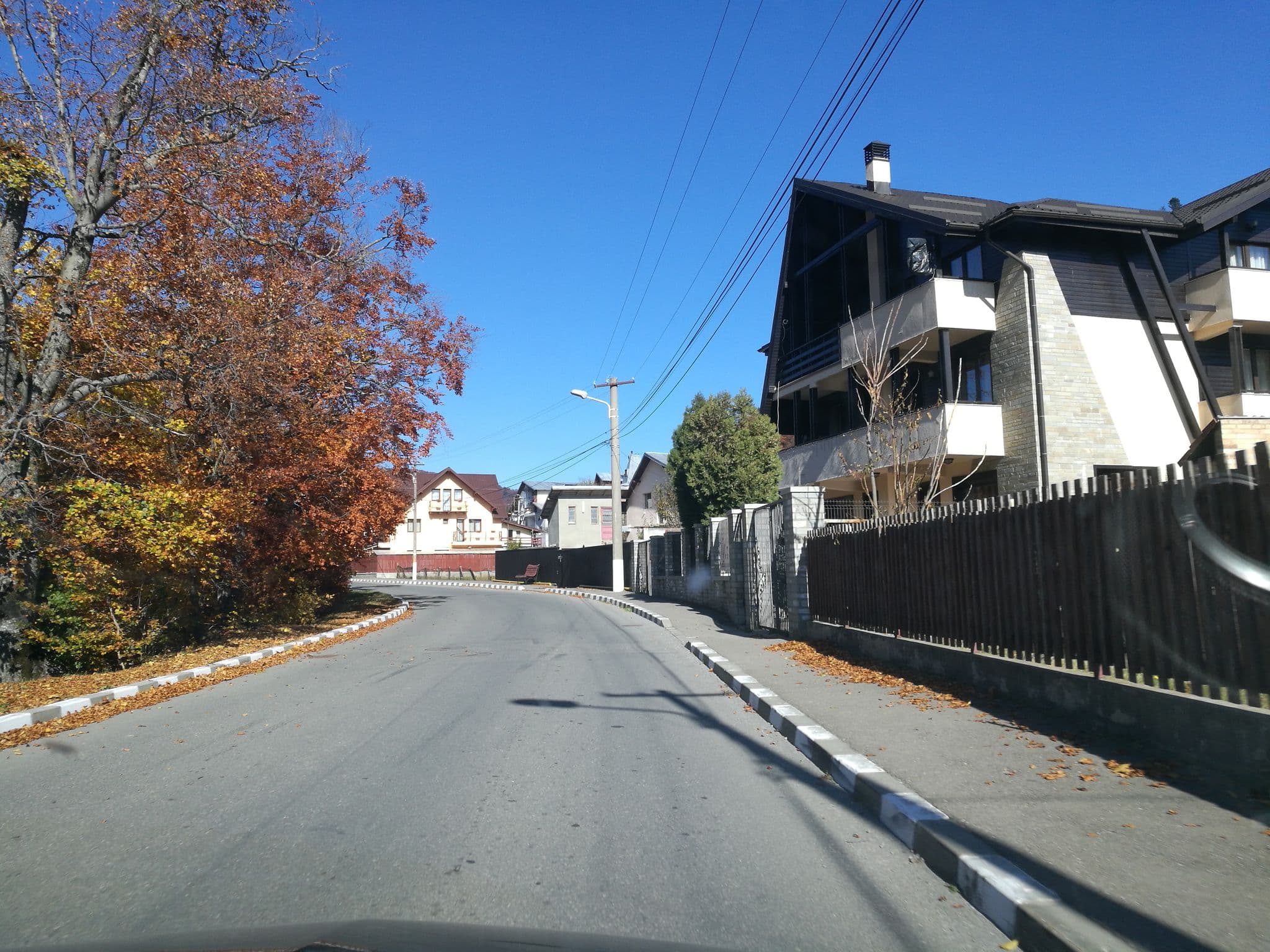 Street view near Pensiunea Public House, Buşteni