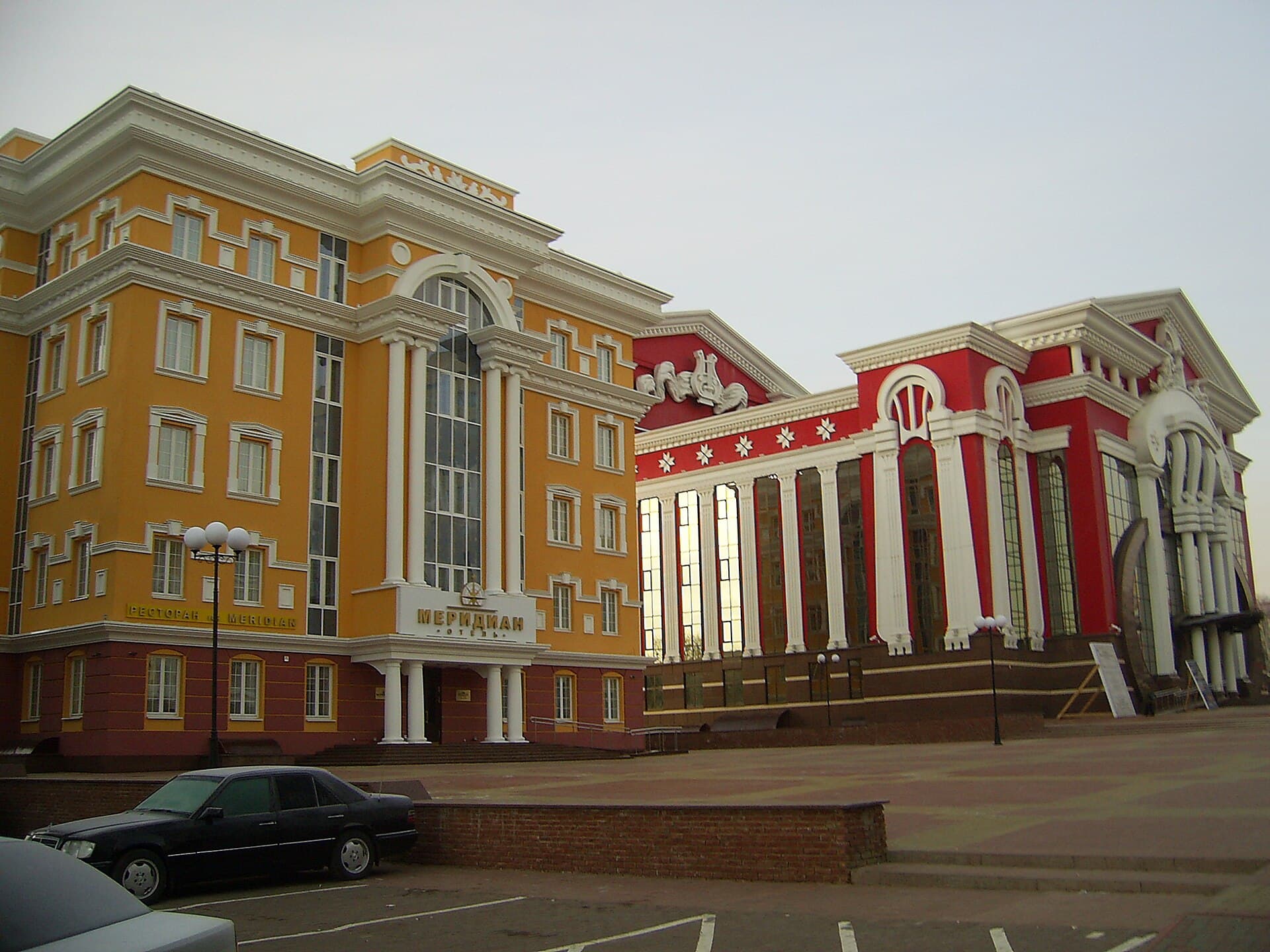 Meridian Hotel ⭐️⭐️⭐️⭐️ (via Wikimedia Commons, CC BY 3.0)