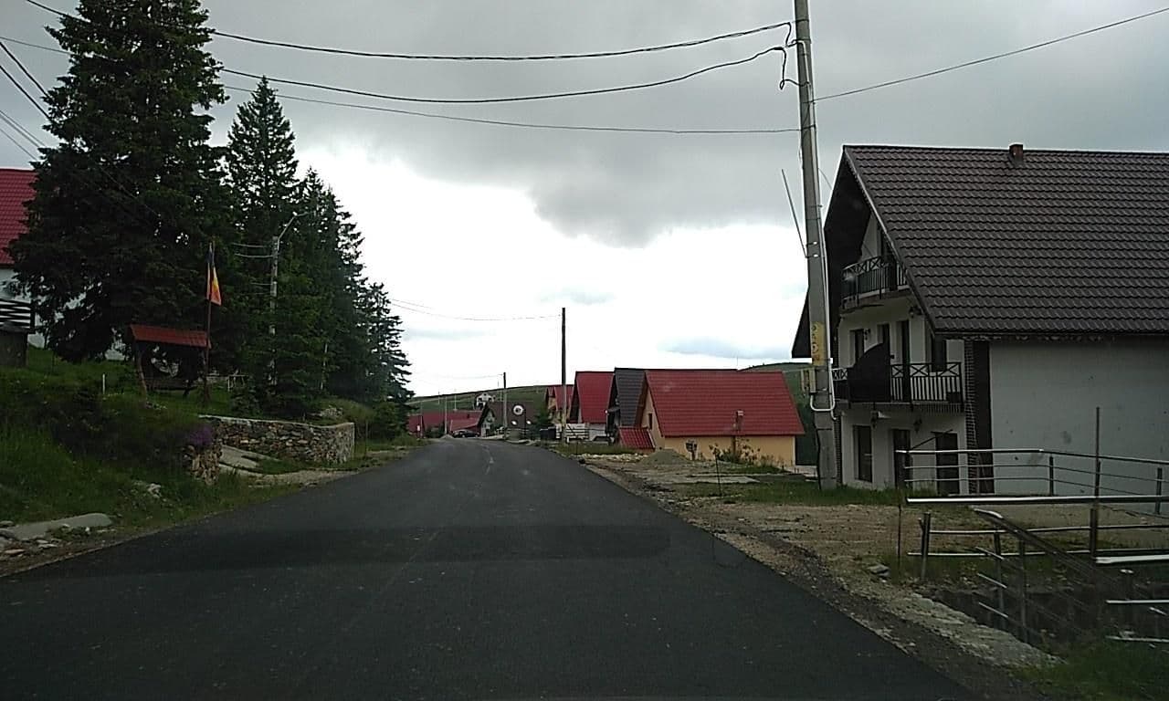 Street view near Pensiunea Patricia, Polovragi — © tavi (CC BY-SA · Mapillary)