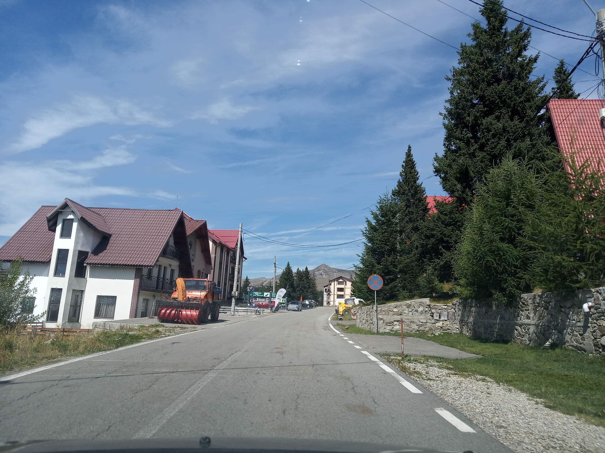 Street view near Casa Pamfiloiu, Polovragi — © tavi (CC BY-SA · Mapillary)