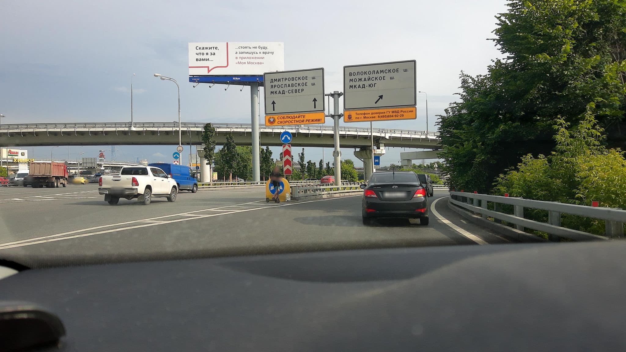 Street view near МАСС-МЕДИА-ЦЕНТР ЖУРНАЛИСТСКАЯ ДЕРЕВНЯ, Khimki — © phoneuploader (CC BY-SA · Mapillary)