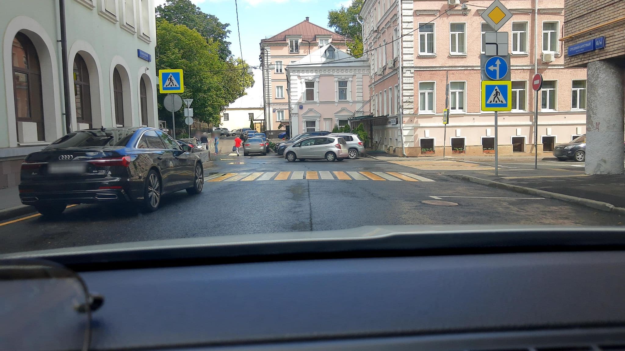 Street view near Godzillas, Moscow — © phoneuploader (CC BY-SA · Mapillary)