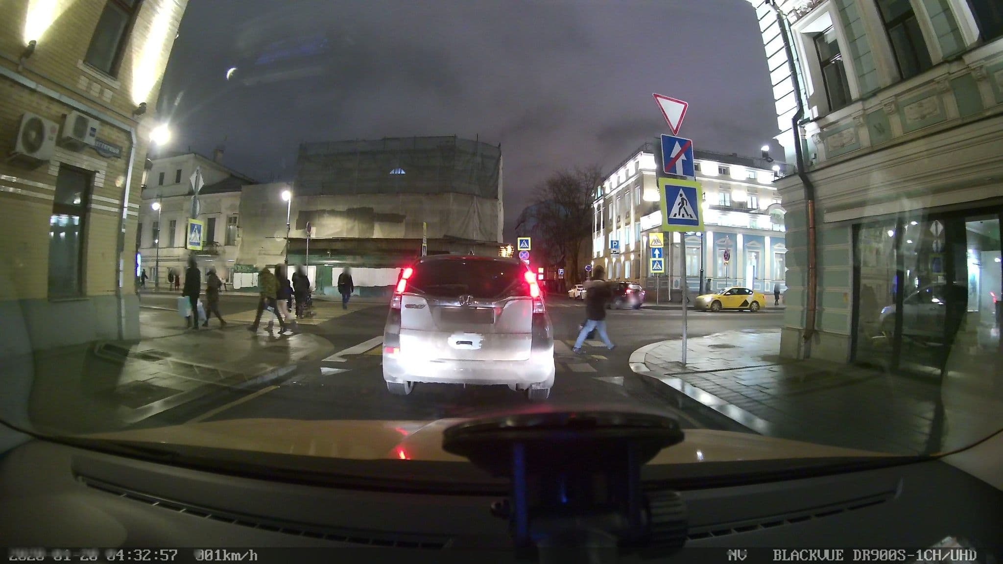 Street view near ГОСТИНИЦА ГОЛДЕН ЭППЛ, Moscow — © city_admin (CC BY-SA · Mapillary)