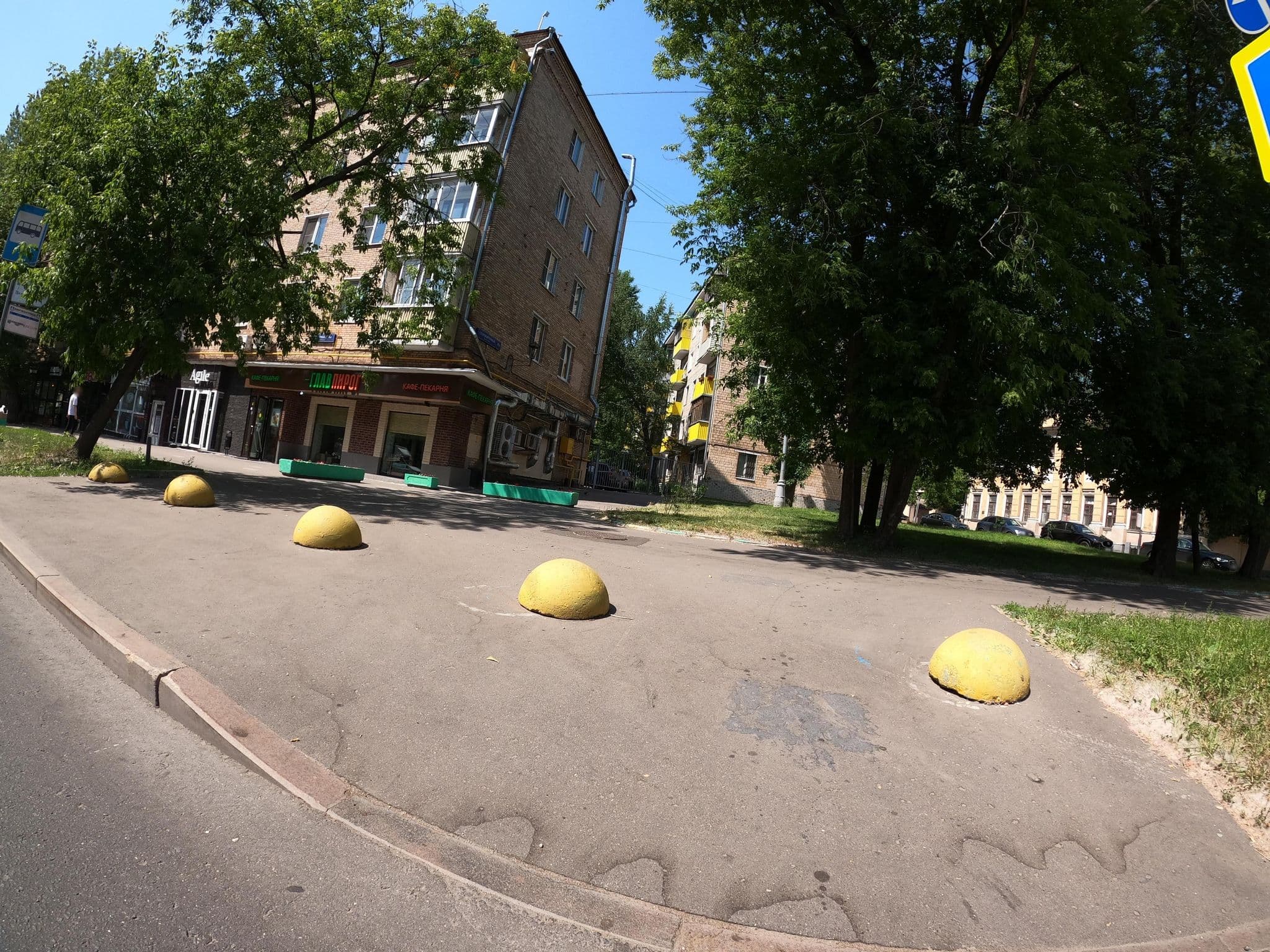 Street view near Мама Ругается, Lefortovo — © trolleway (CC BY-SA · Mapillary)
