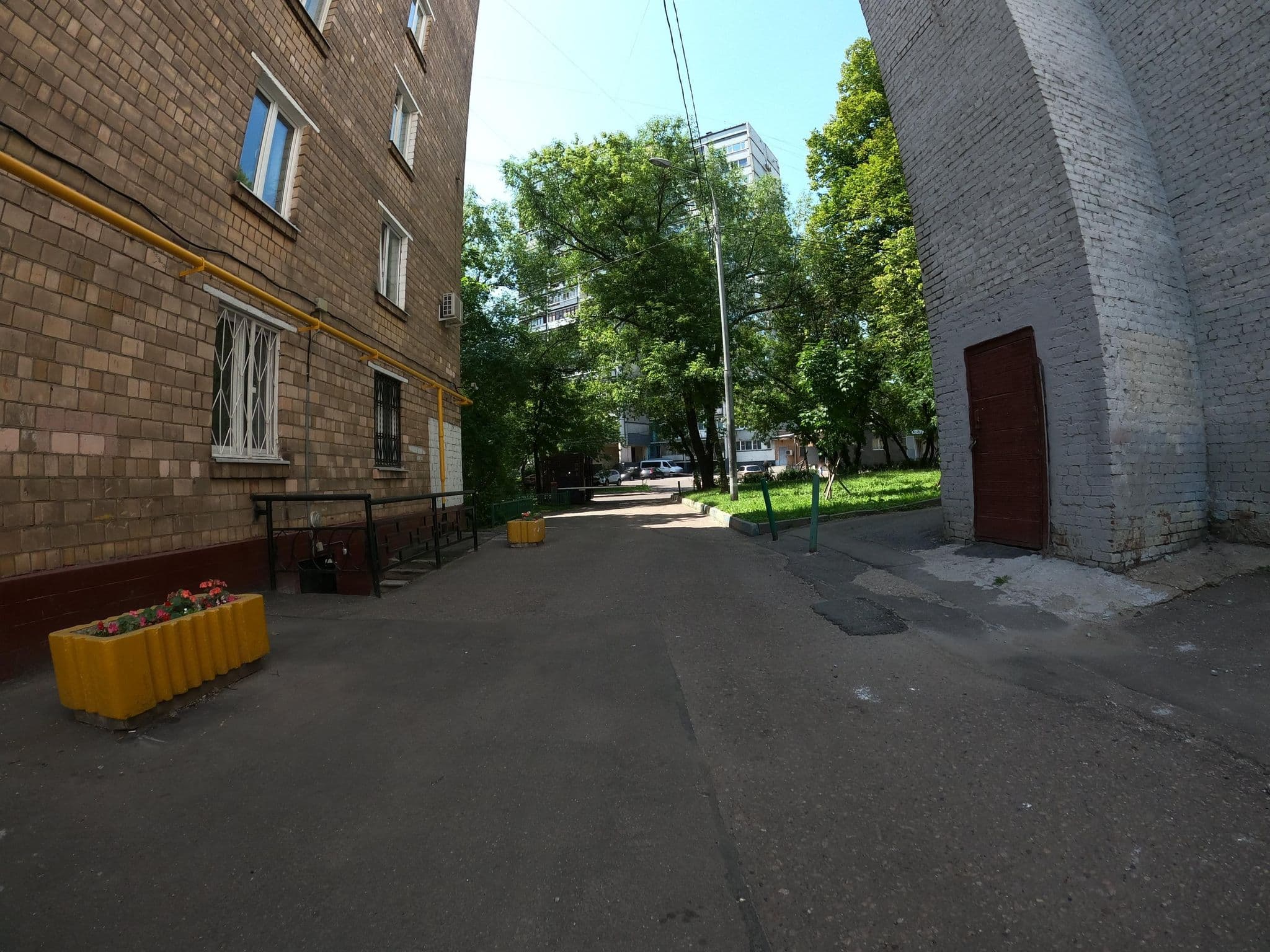 Street view near Honey Milk, Lefortovo — © trolleway (CC BY-SA · Mapillary)