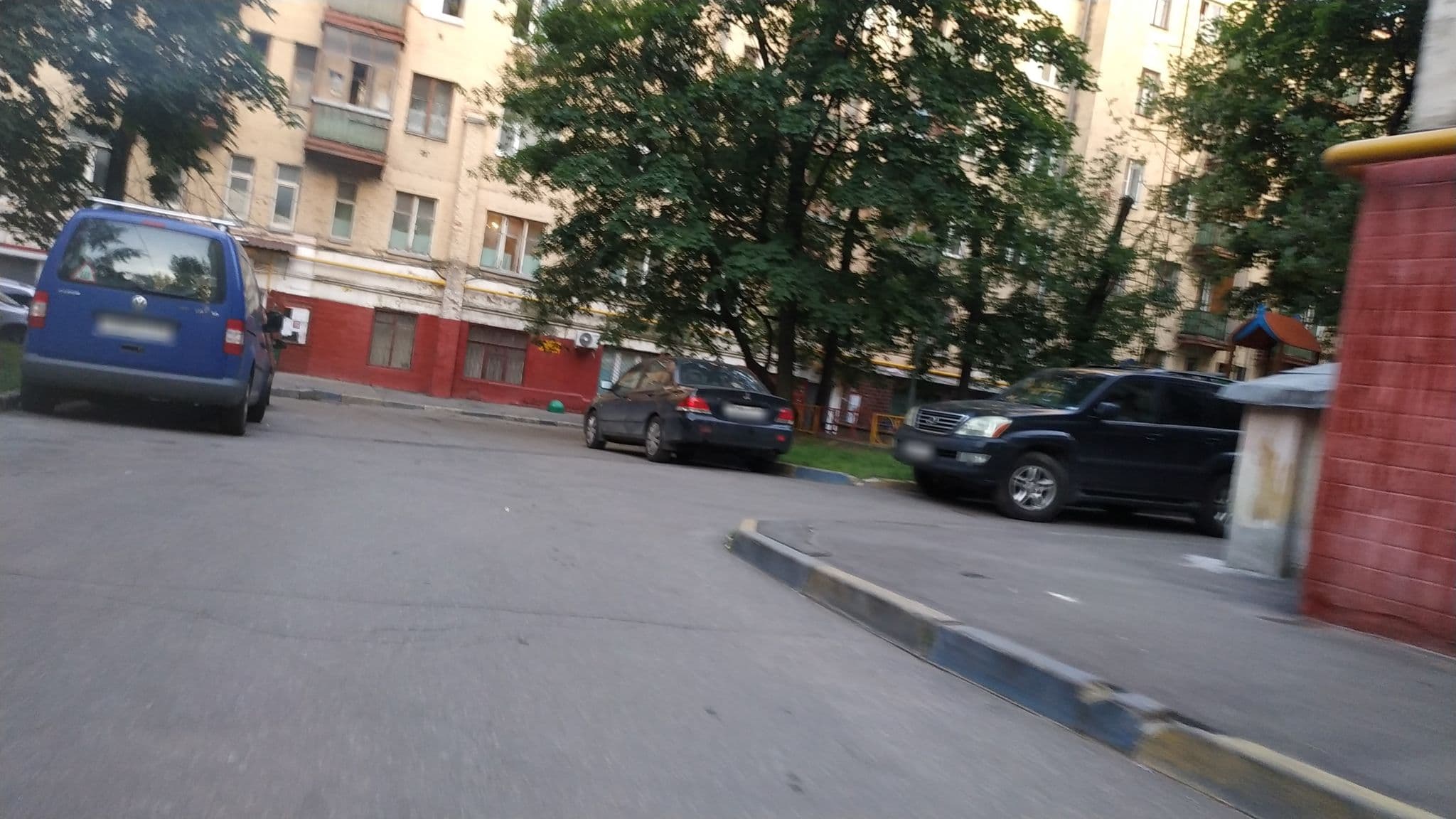 Street view near De-Hostel, Lefortovo — © trolleway (CC BY-SA · Mapillary)
