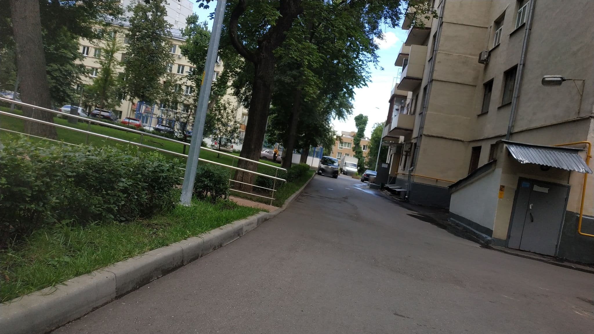 Street view near Artist Hostel, Lefortovo — © trolleway (CC BY-SA · Mapillary)