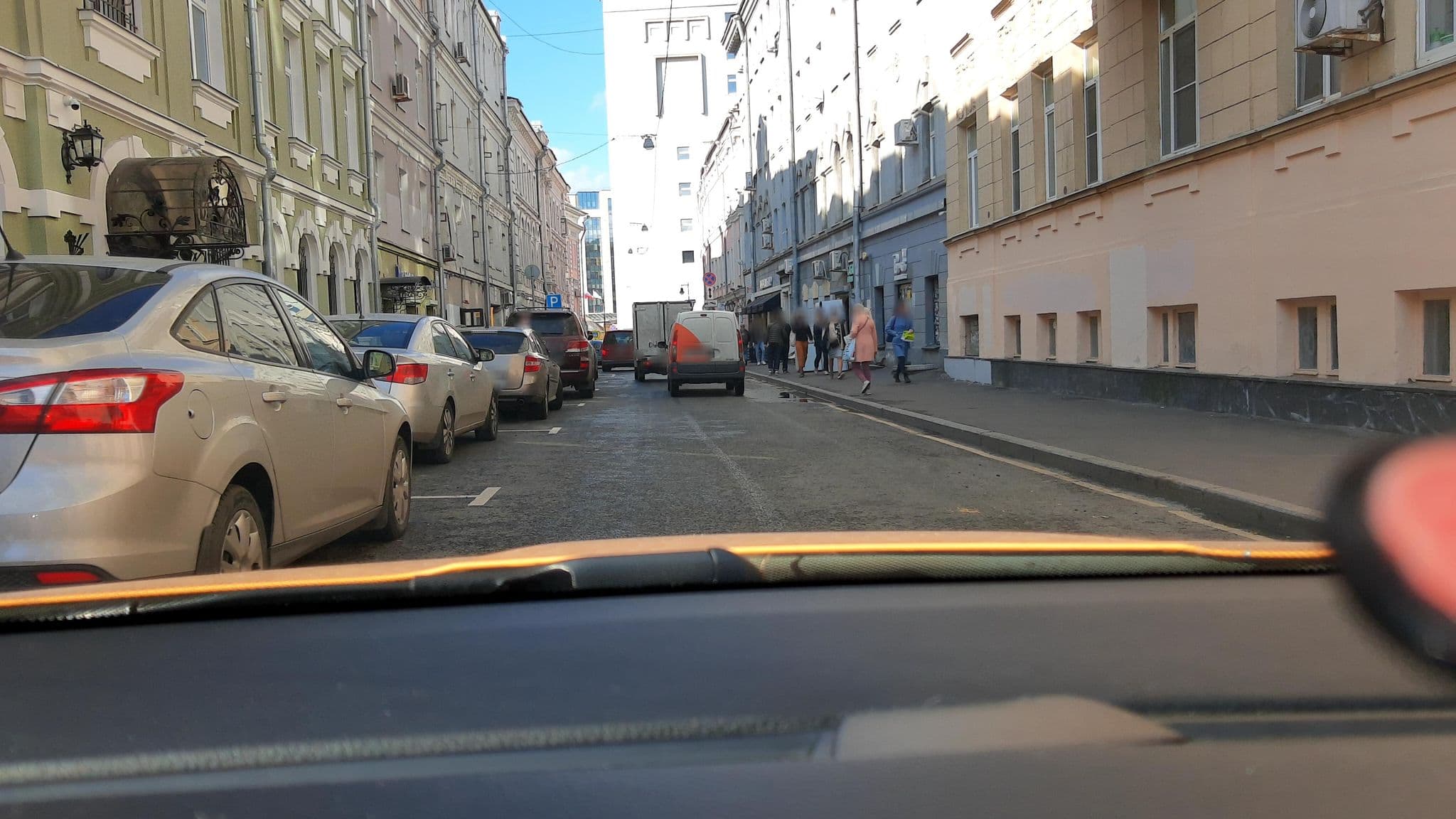 Street view near Mama Ro Apartments, Moscow — © phoneuploader (CC BY-SA · Mapillary)