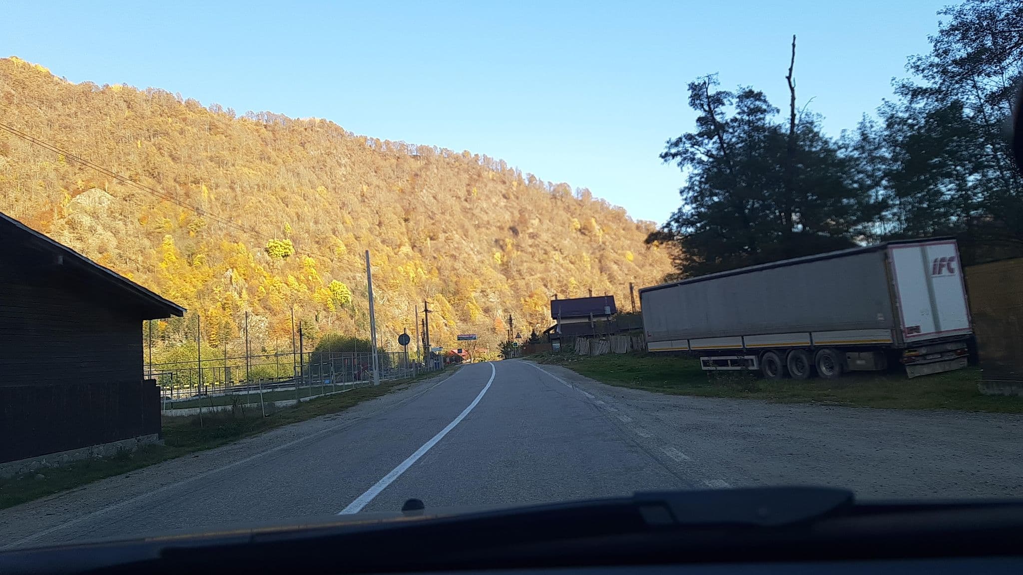 Street view near Pensiunea Lovsa, Malaia — © viorel (CC BY-SA · Mapillary)