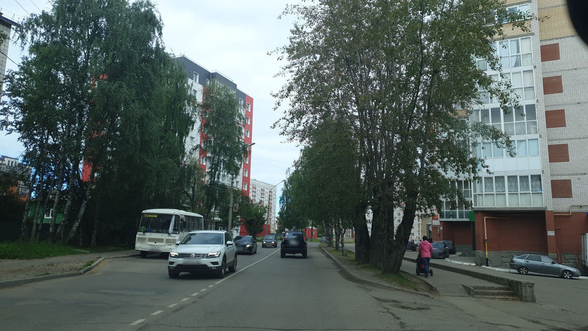 Street view near Kosmos Apartments Inter, Syktyvkar — © alexku7808 (CC BY-SA · Mapillary)