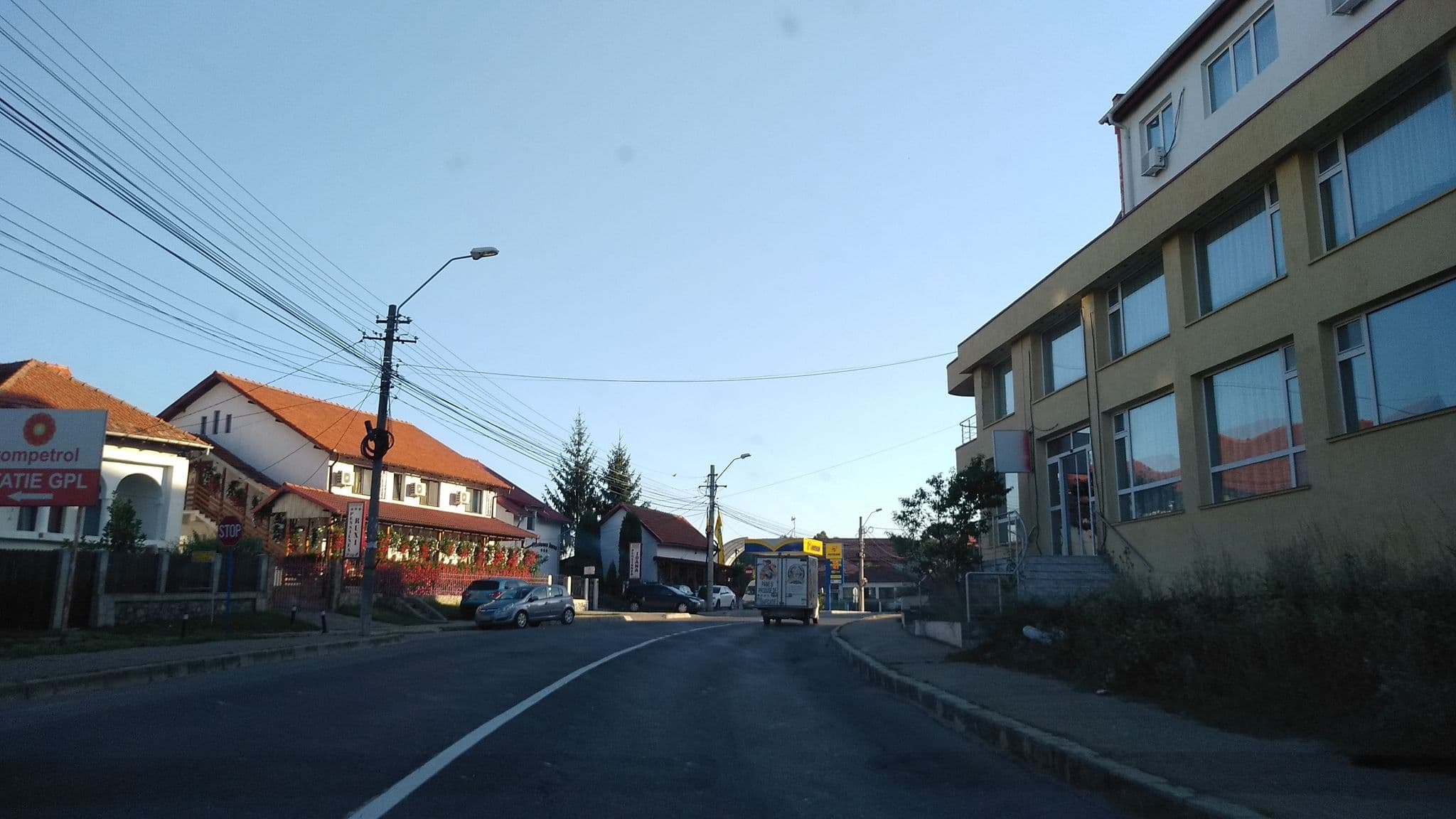 Street view near Hotel Restaurant Camino, Curtea de Argeş — © tavi (CC BY-SA · Mapillary)