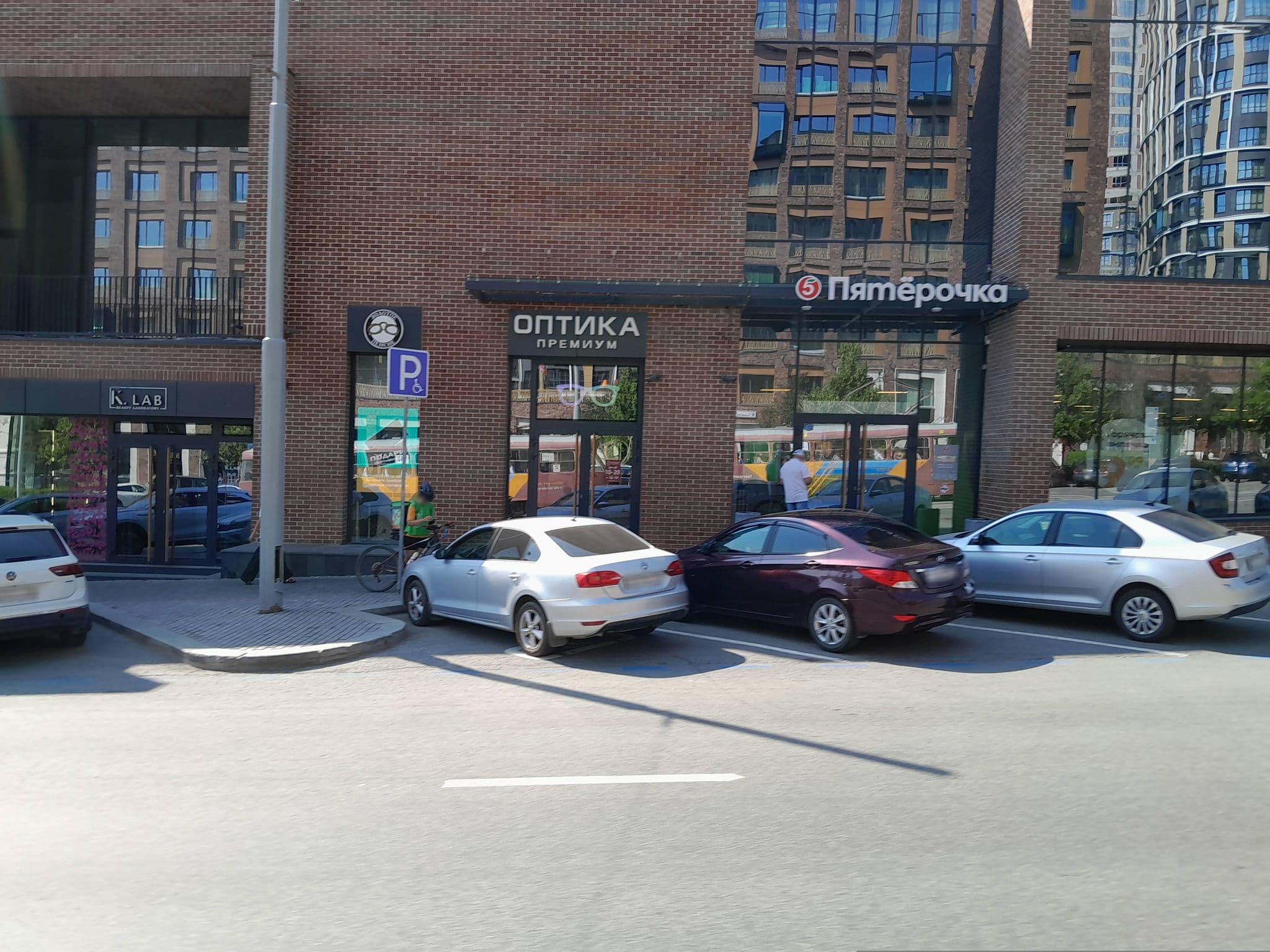Street view near Like Hostel, Yekaterinburg — © trolleway (CC BY-SA · Mapillary)