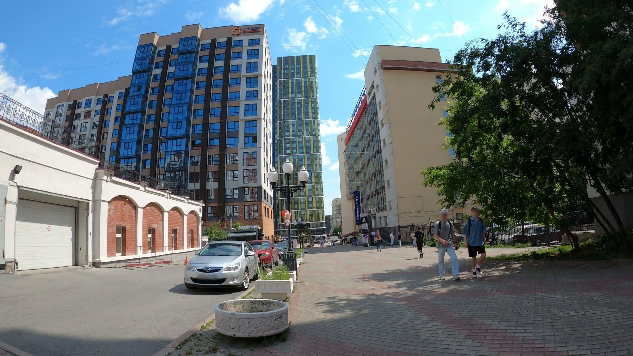 Street view near Azbooka Hostel, Yekaterinburg — © trolleway (CC BY-SA · Mapillary)
