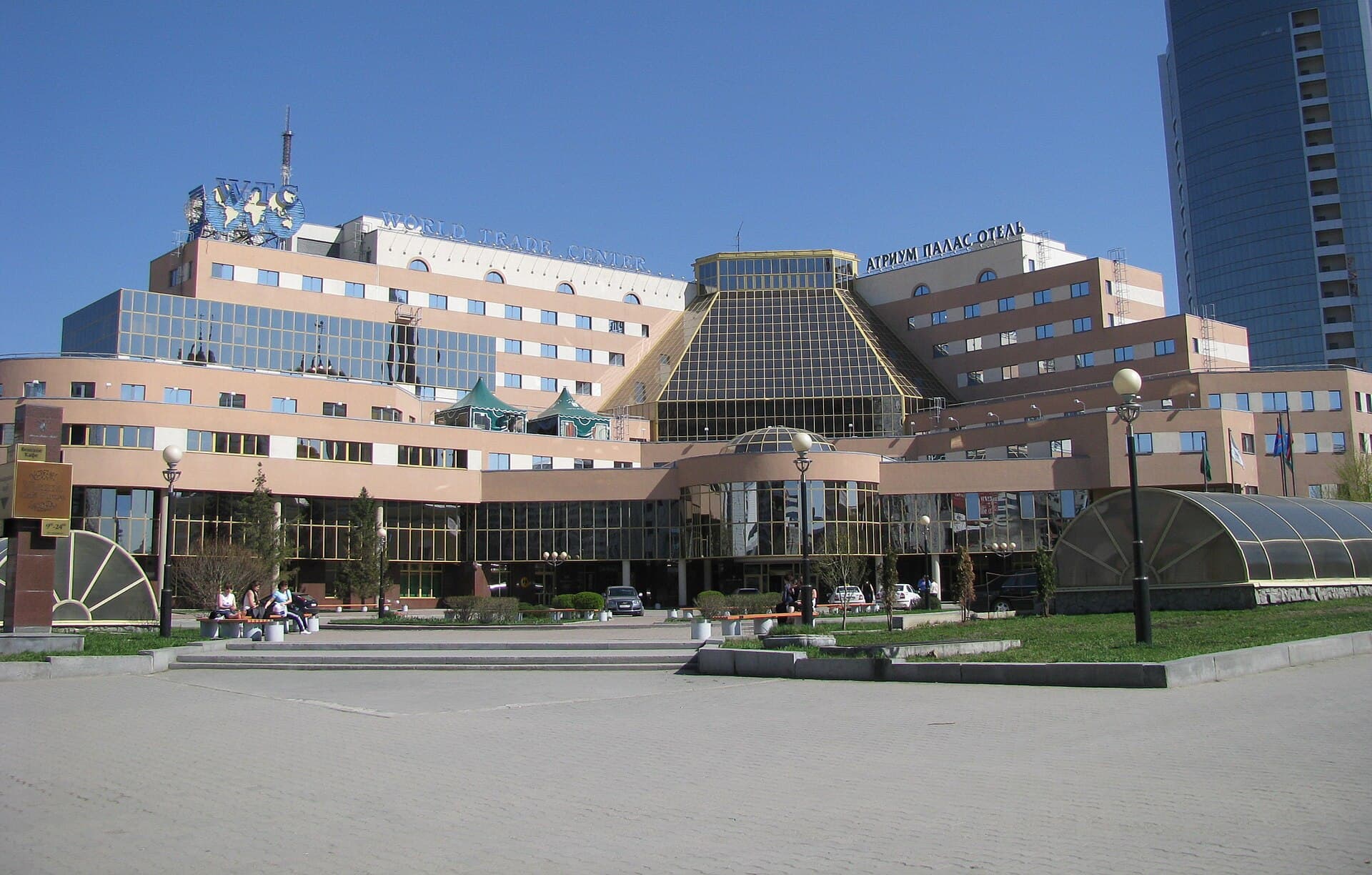 Атриум Палас Отель / Atrium Palace Hotel Yekaterinburg (via Wikimedia Commons, CC BY-SA 3.0)