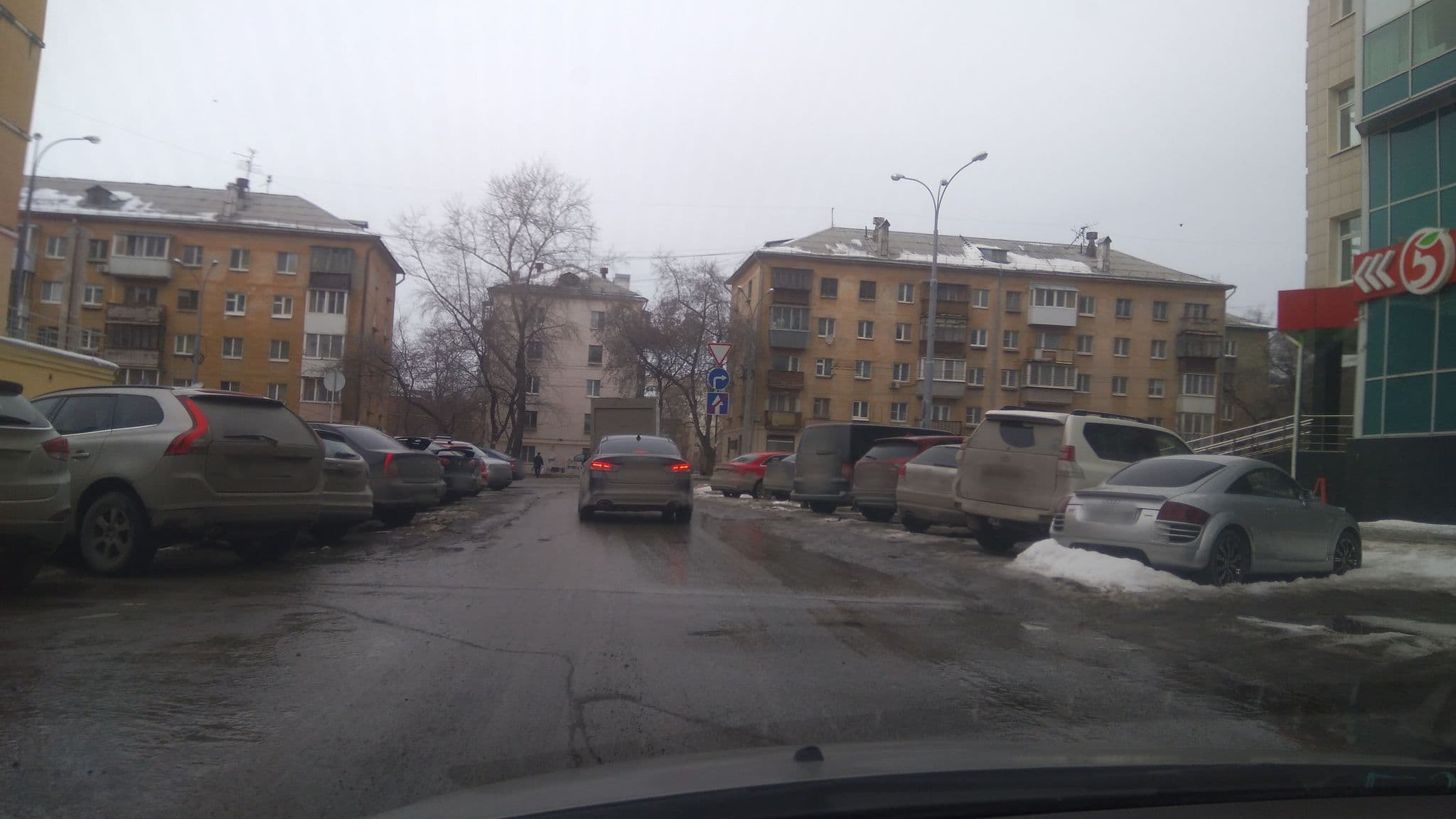 Street view near Мини-отель Petal Lotus, Yekaterinburg — © rodionoff (CC BY-SA · Mapillary)