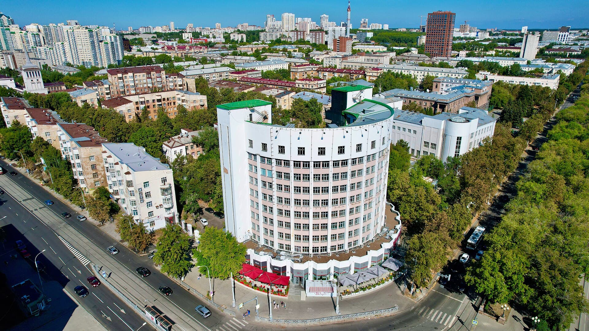 Гостиница «Исеть» / Iset Hotel (via Wikimedia Commons, CC BY-SA 4.0)