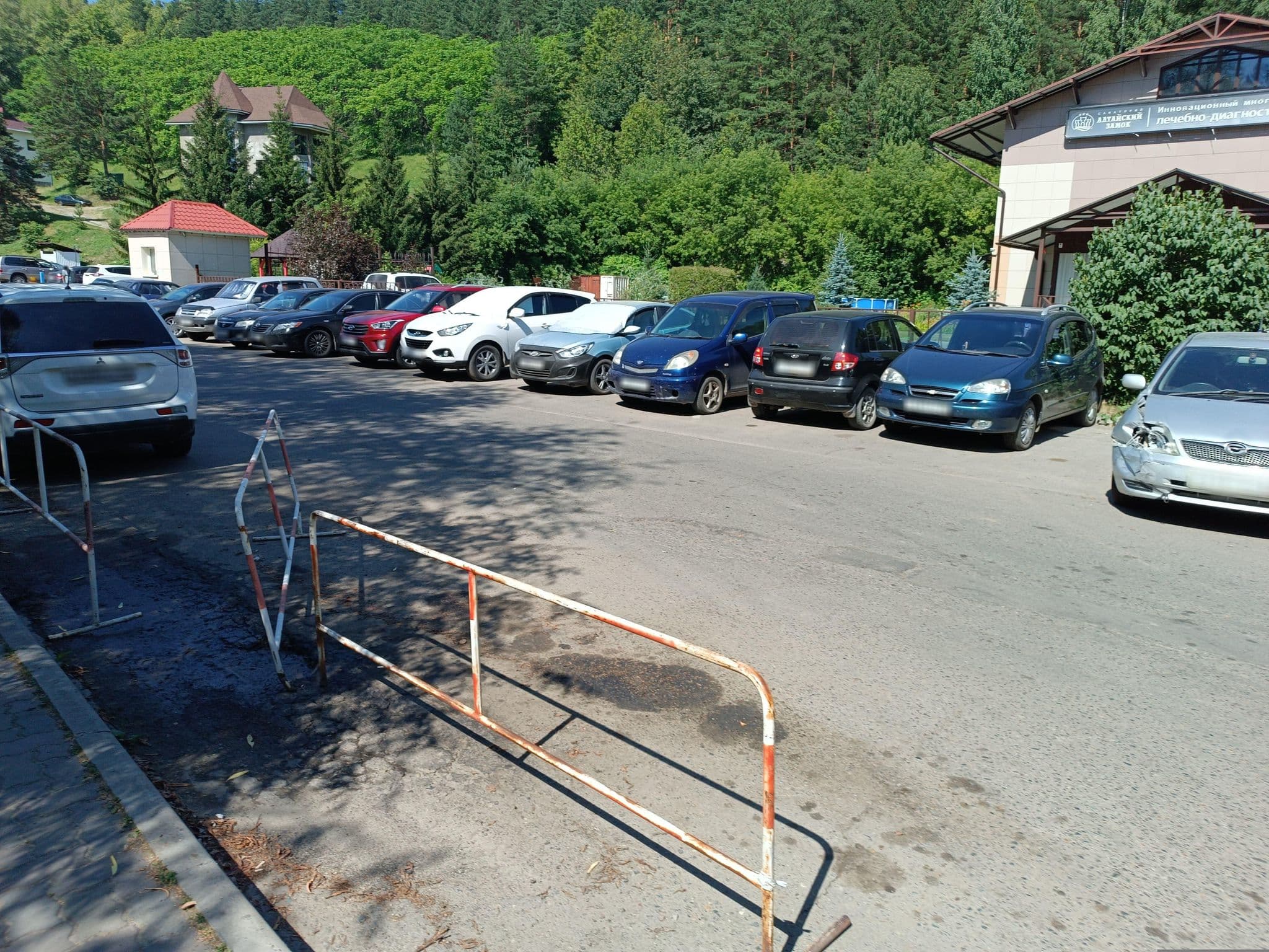 Street view near Санаторий Солнечный, Belokurikha — © map228 (CC BY-SA · Mapillary)